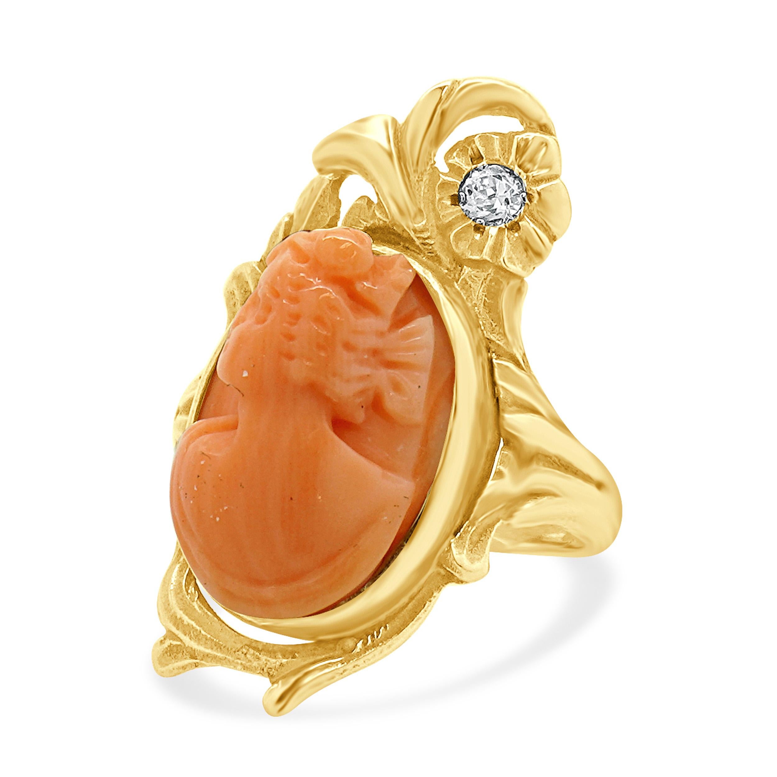 Taille ronde Bague en or jaune 10 carats avec camée en corail rouge et diamant en vente