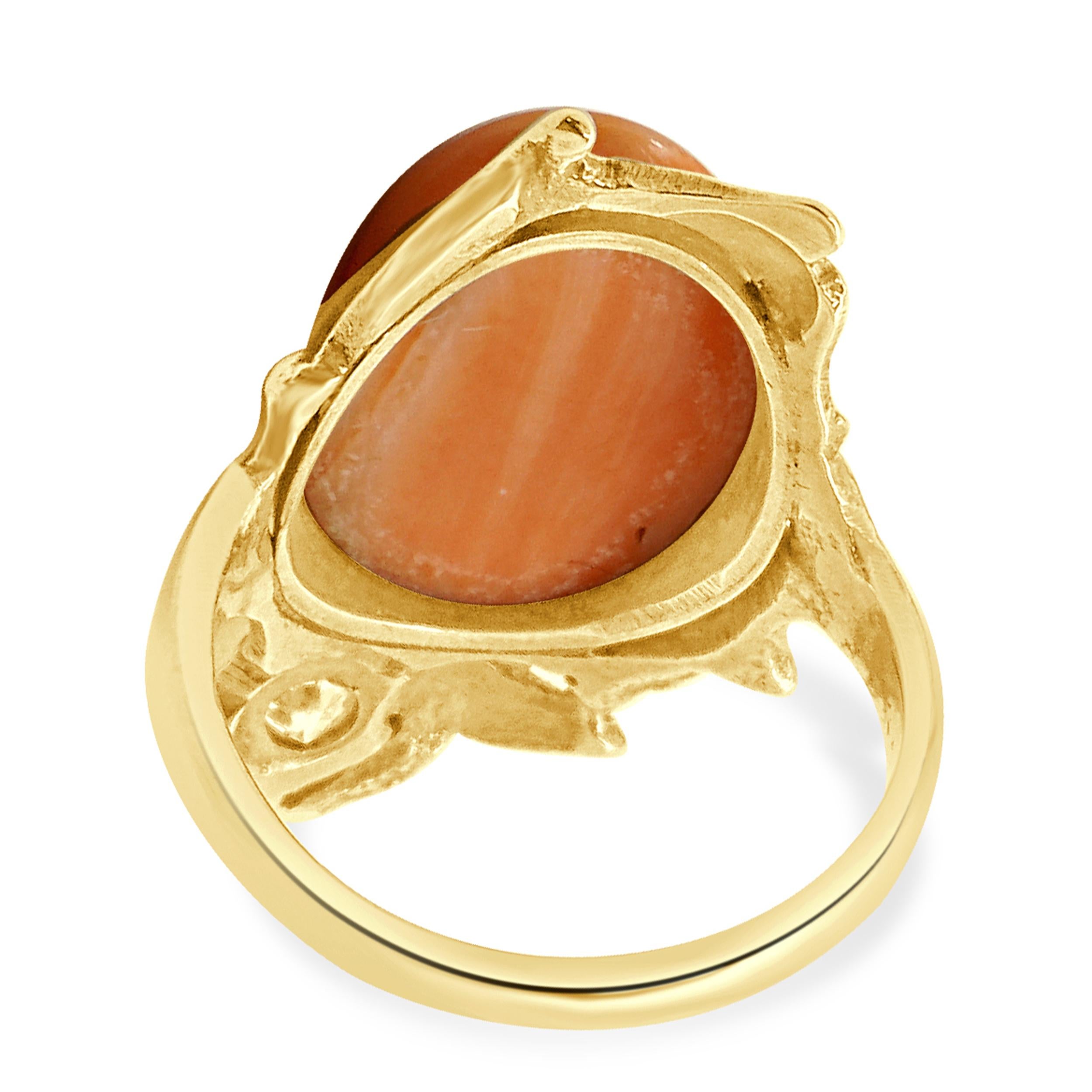 Bague en or jaune 10 carats avec camée en corail rouge et diamant Excellent état - En vente à Scottsdale, AZ