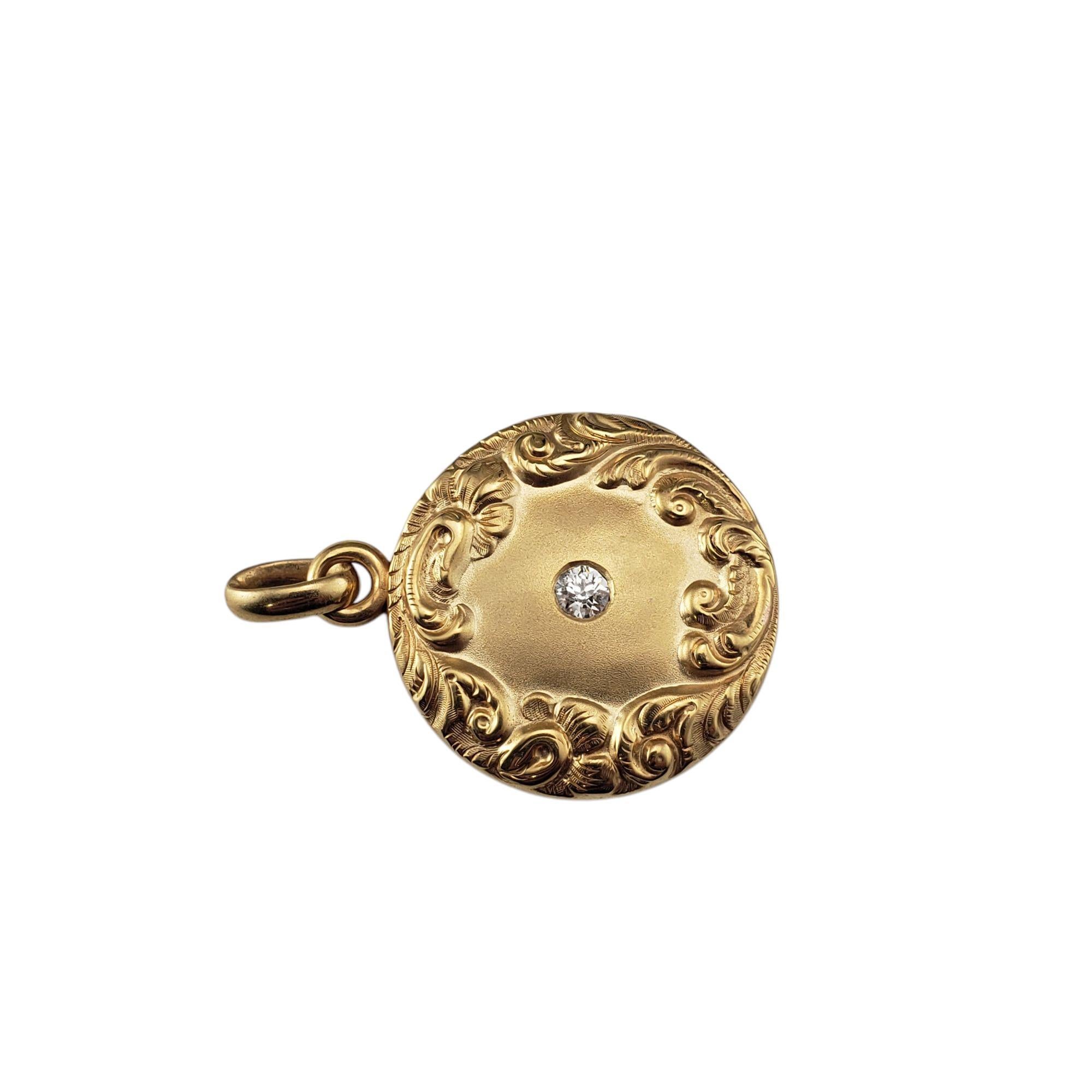 Pendentif en or jaune 10 carats avec médaillon en or repoussé et diamants

Ce magnifique médaillon rond est un véritable témoignage de l'artisanat intemporel. Réalisé en or jaune 10 carats, le devant présente des détails repoussés complexes, créant
