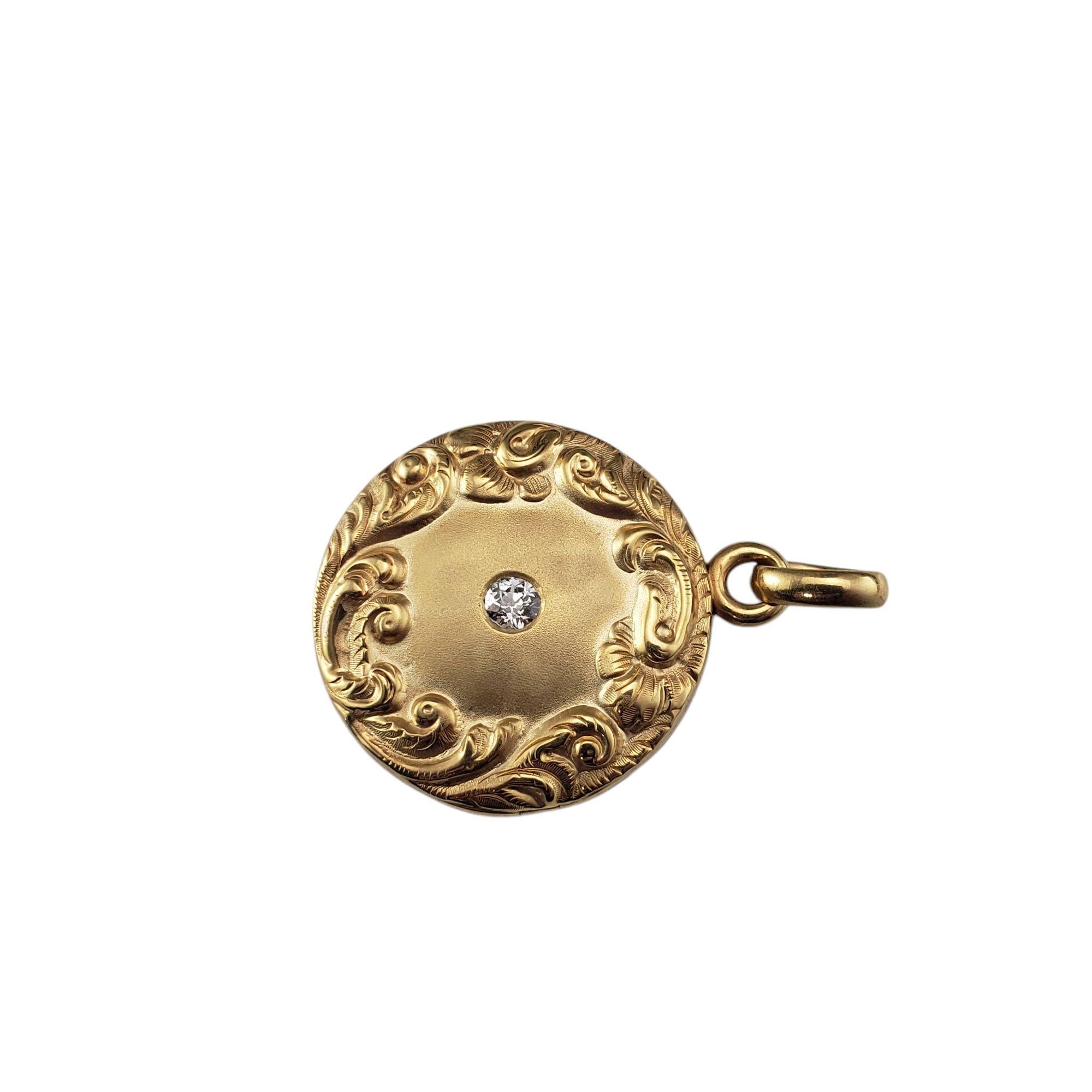 Taille vieille Europe Pendentif en or jaune 10 carats avec diamant repoussé #21424 en vente