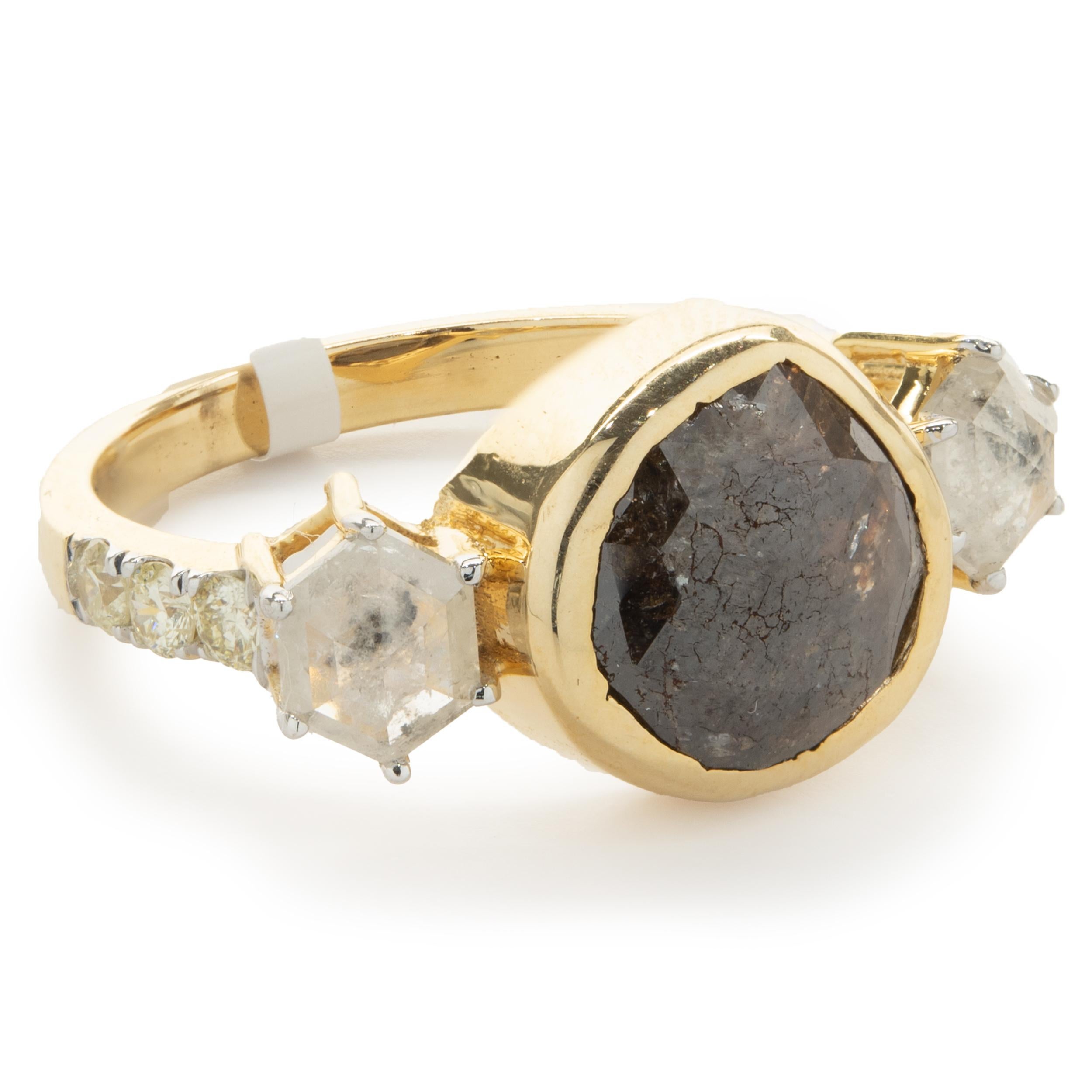 Designer : custom
Matériau : or jaune 10K  
Diamant : 9 diamants= 3.47cttw
Couleur : K	
Clarté : SI2
Taille de la bague : 7 (veuillez prévoir deux jours de livraison supplémentaires pour les demandes de taille)
Poids :  4.09 grammes
