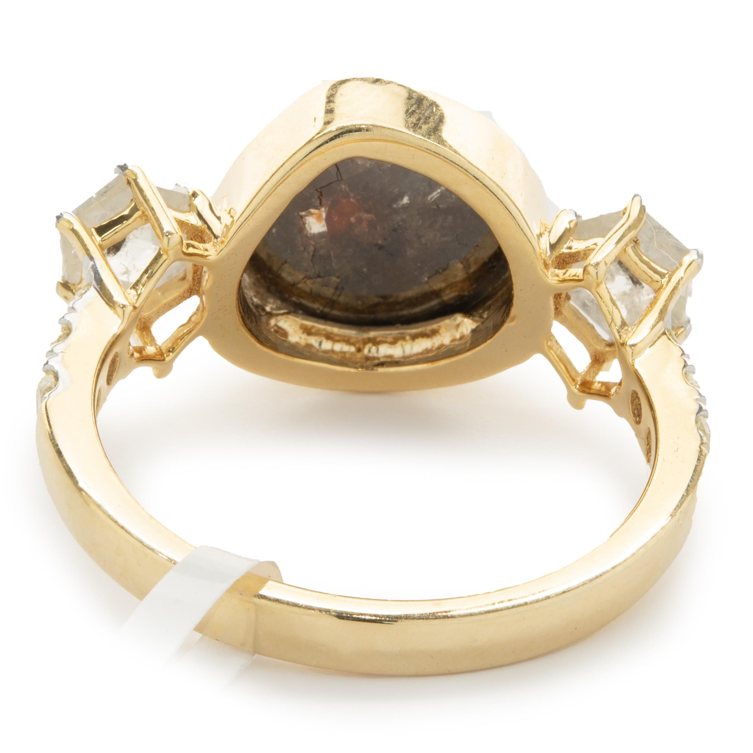 10 Karat Gelbgold Ring mit drei Steinen in der Lünette Galaxy Diamant (Gemischter Schliff) im Angebot