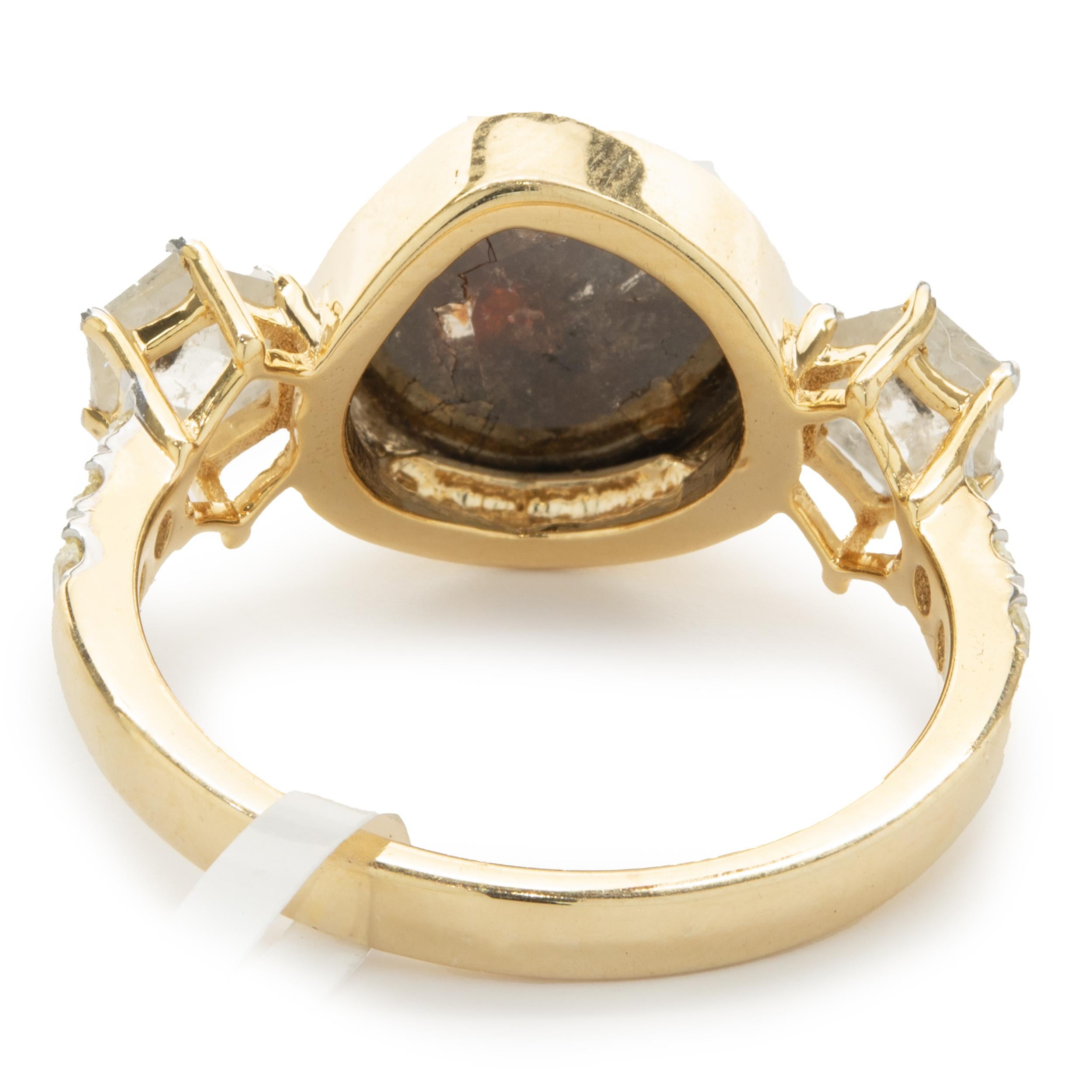 Taille mixte Bague Galaxy en or jaune 10 carats avec trois pierres serties en serti clos et diamants en vente