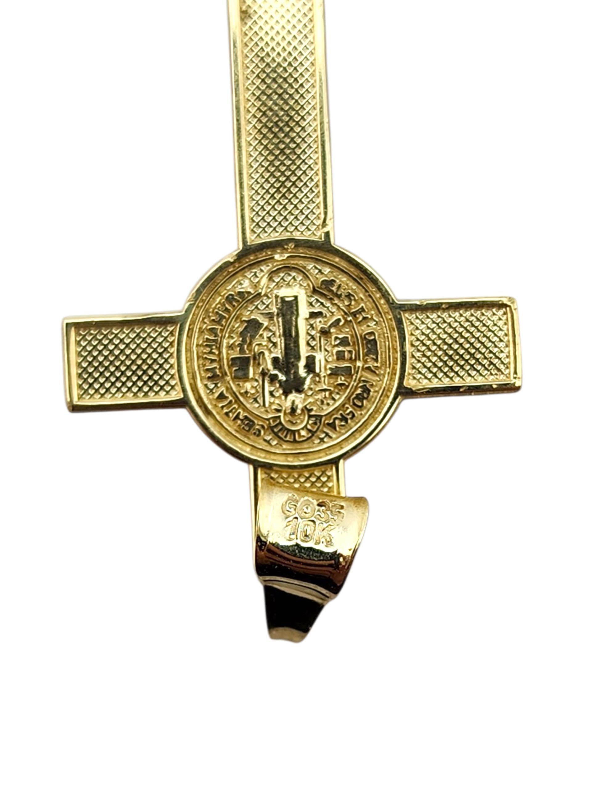 Pendentif crucifix en or jaune 10 carats #23078 en vente 1
