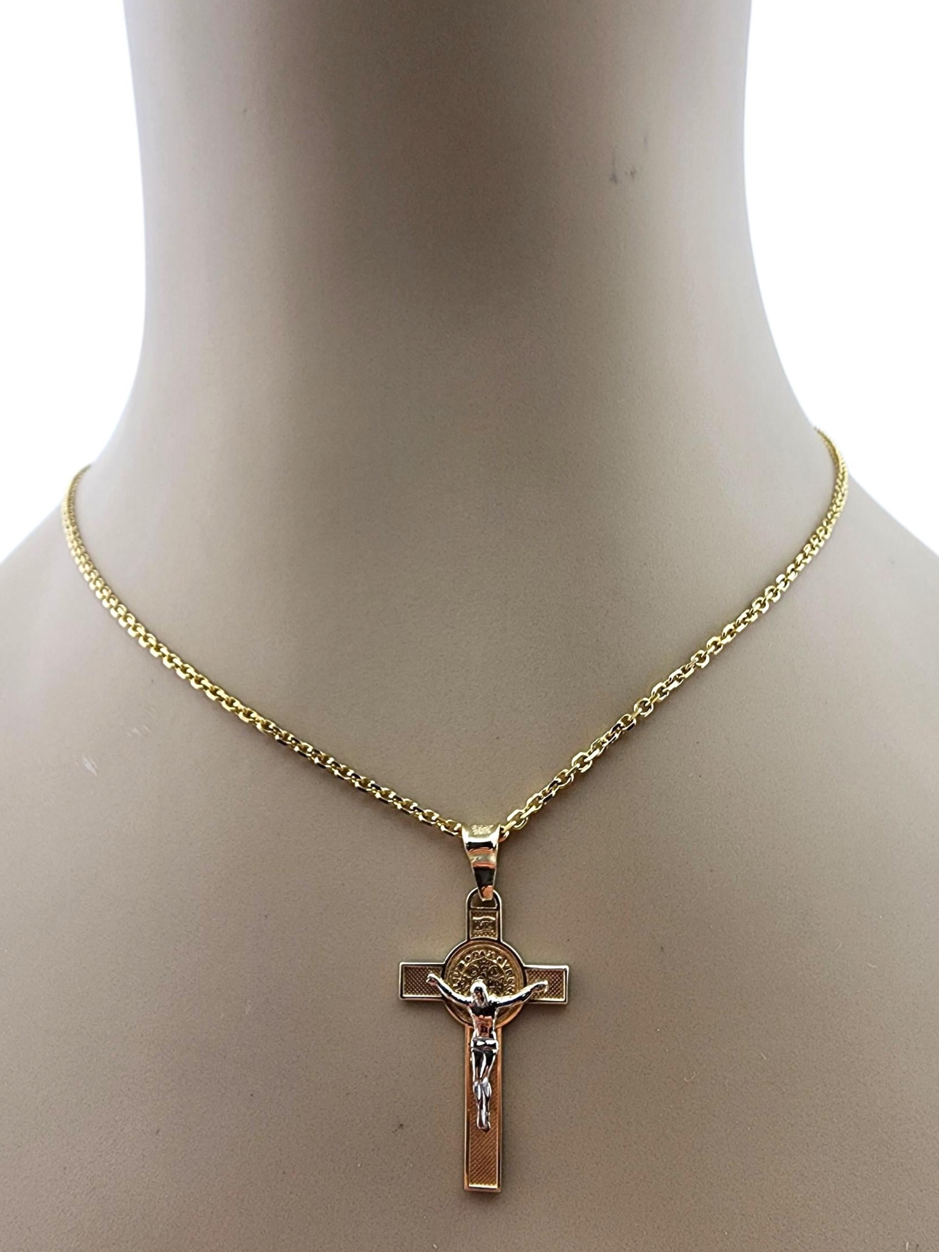 Pendentif crucifix en or jaune 10 carats #23078 en vente 3