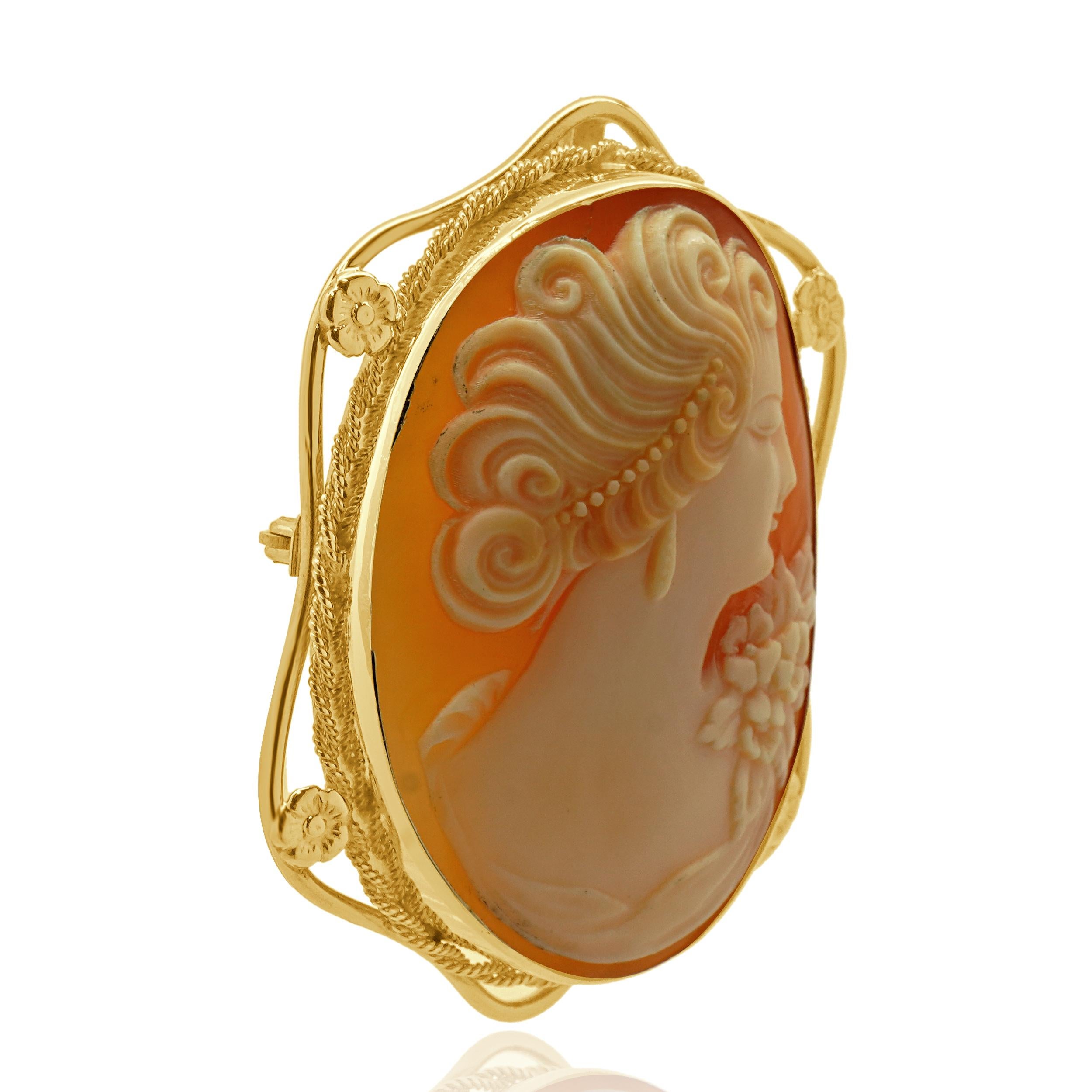 Designer: custom designed
Material: 10K yellow gold
Fastenings: Pin
Dimensions: pin measures 35 x 47mm
Weight: 11.67 grams
