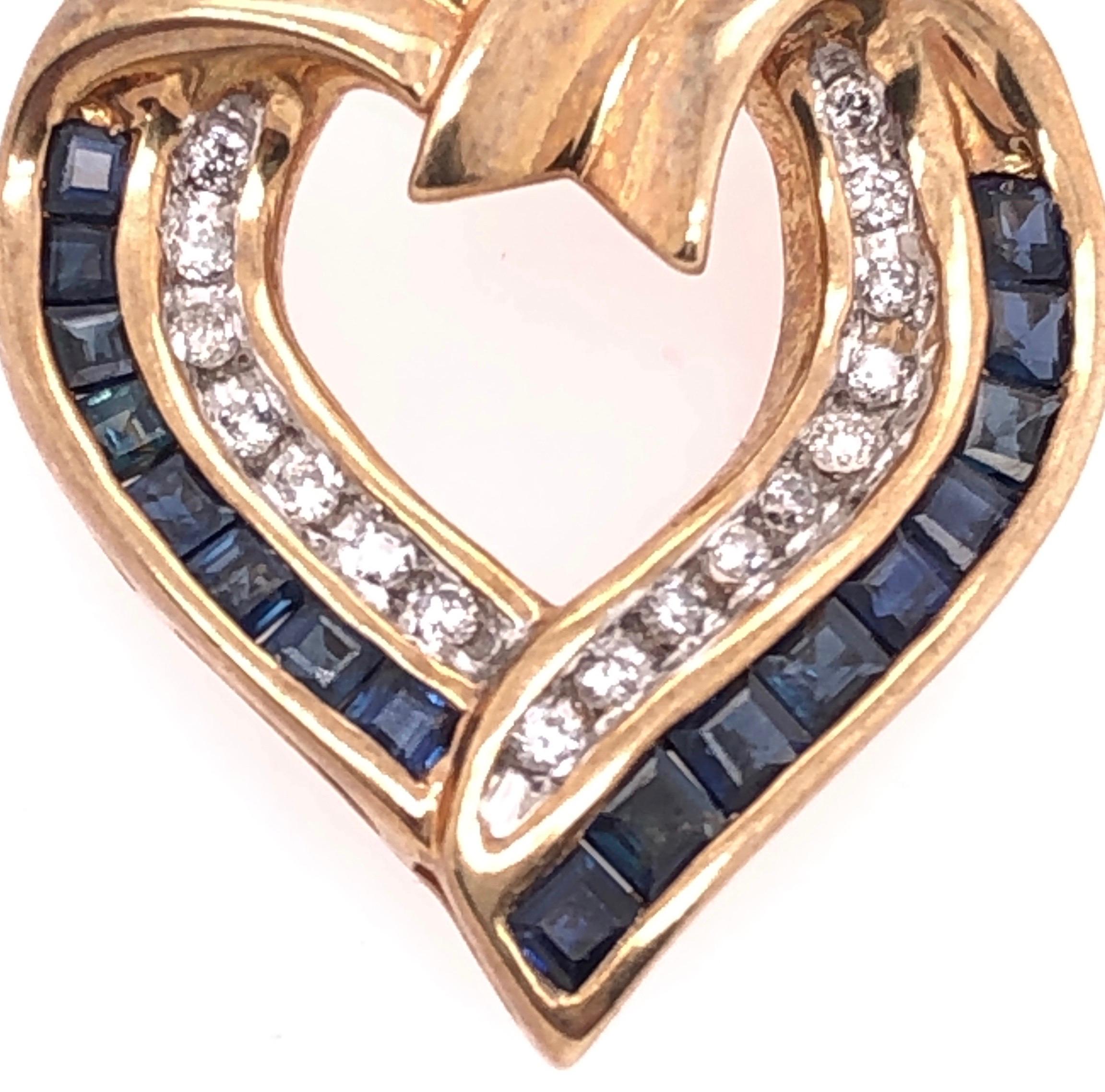 Ciondolo a forma di cuore in oro giallo 10 carati con zaffiri blu e diamanti.
4,1 grammi di peso totale.
