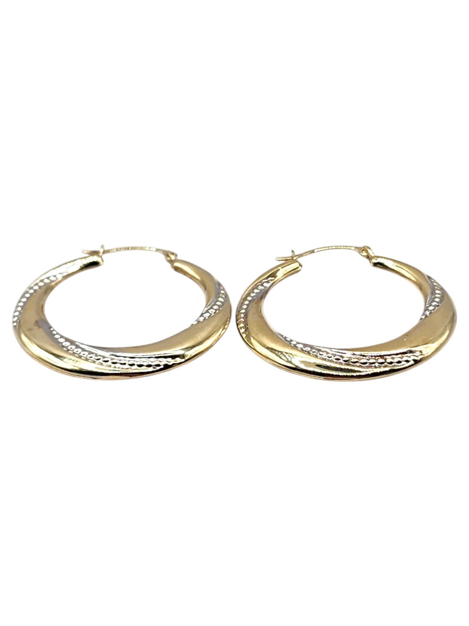 Boucles d'oreilles en or jaune et blanc 10 carats

Ces magnifiques boucles d'oreilles circulaires en or jaune 10K sont ornées de détails torsadés en or blanc 14K qui s'enroulent autour de l'anneau !

Taille : 30.47mm X 28.74mm X 2.71mm

Poids : 1,36