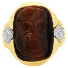 Anillo Vintage de Oro Amarillo y Blanco de 10 Kilates Tallado con Ojo de Tigre y Diamantes