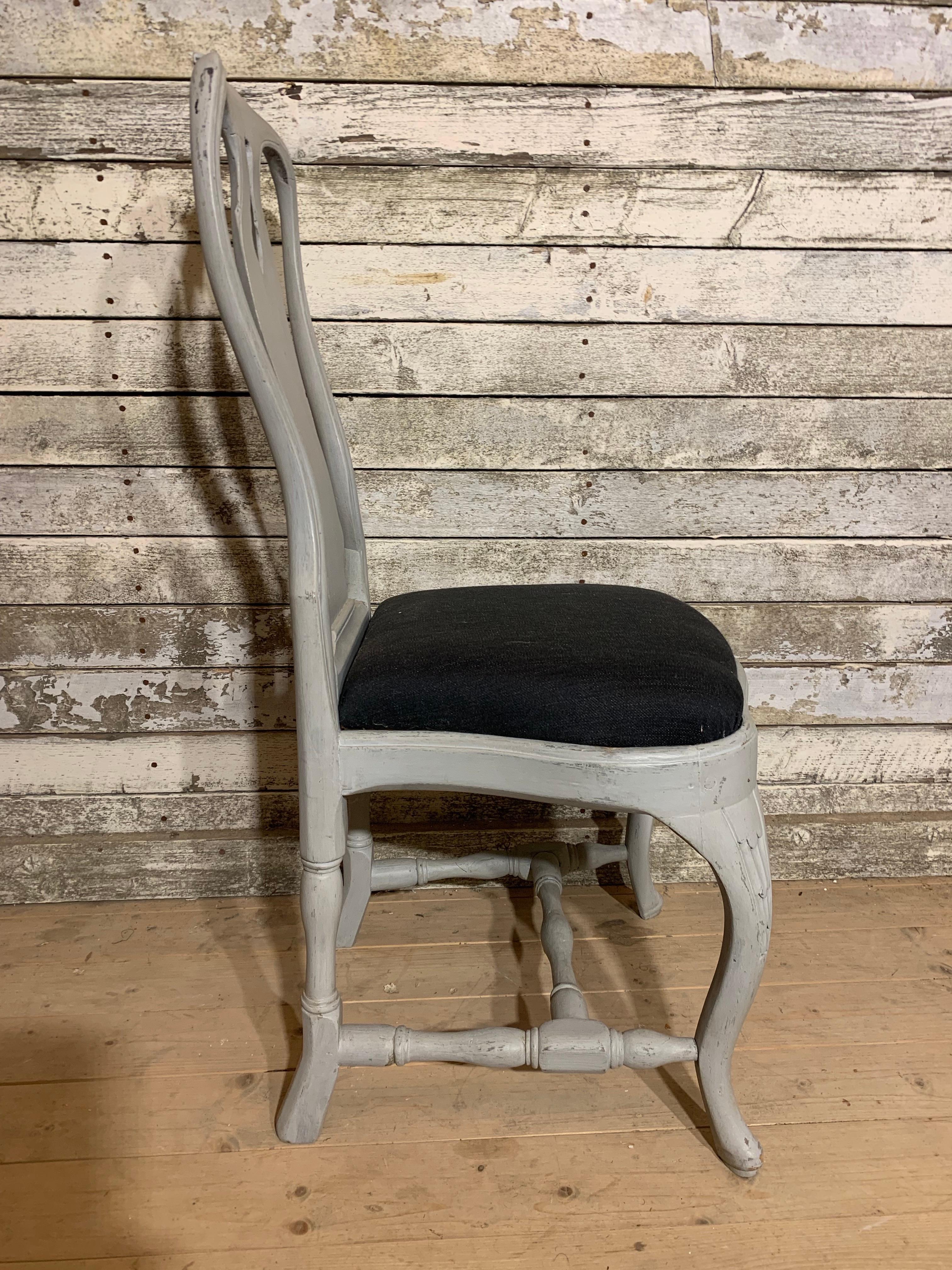 Eine Reihe von  10 ähnliche Rokoko-Stühle, hergestellt in Stockholm, um 1770. Die Stühle sind aus Erle gefertigt, einem sehr leichten Holz. 

In Stockholm haben sie Stühle hergestellt, die sehr ähnlich sind und die beste Qualität haben. Die hohe