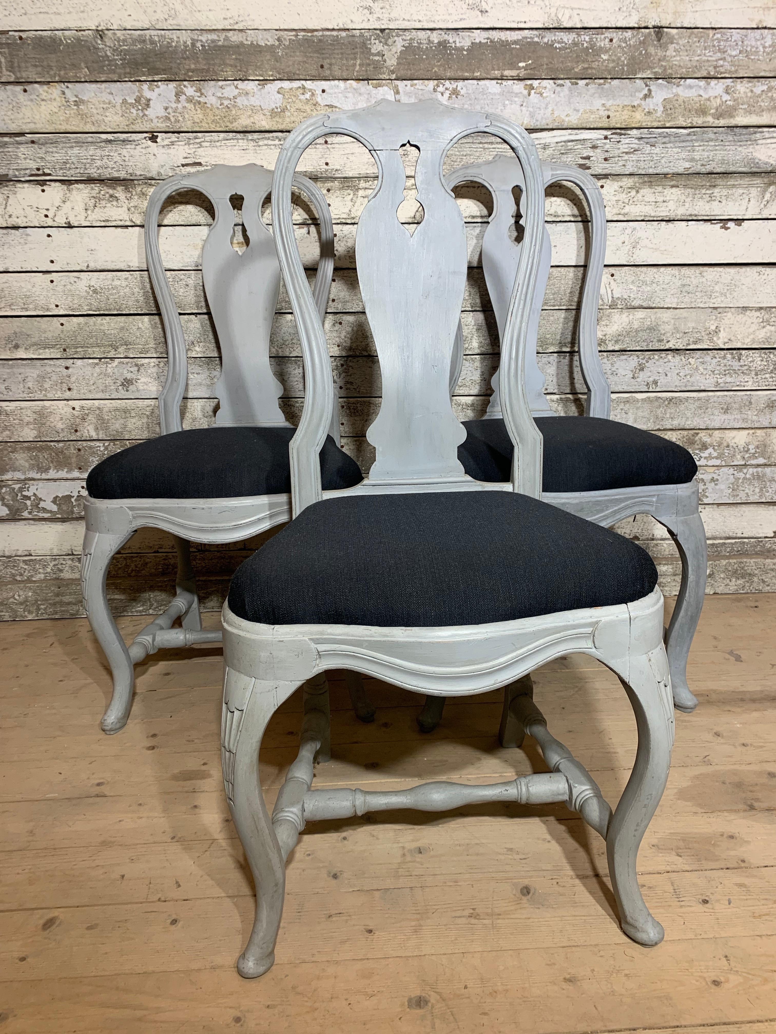 10 Rokoko-Stühle des späten 18. Jahrhunderts, hergestellt in Stockholm (Birke) im Angebot