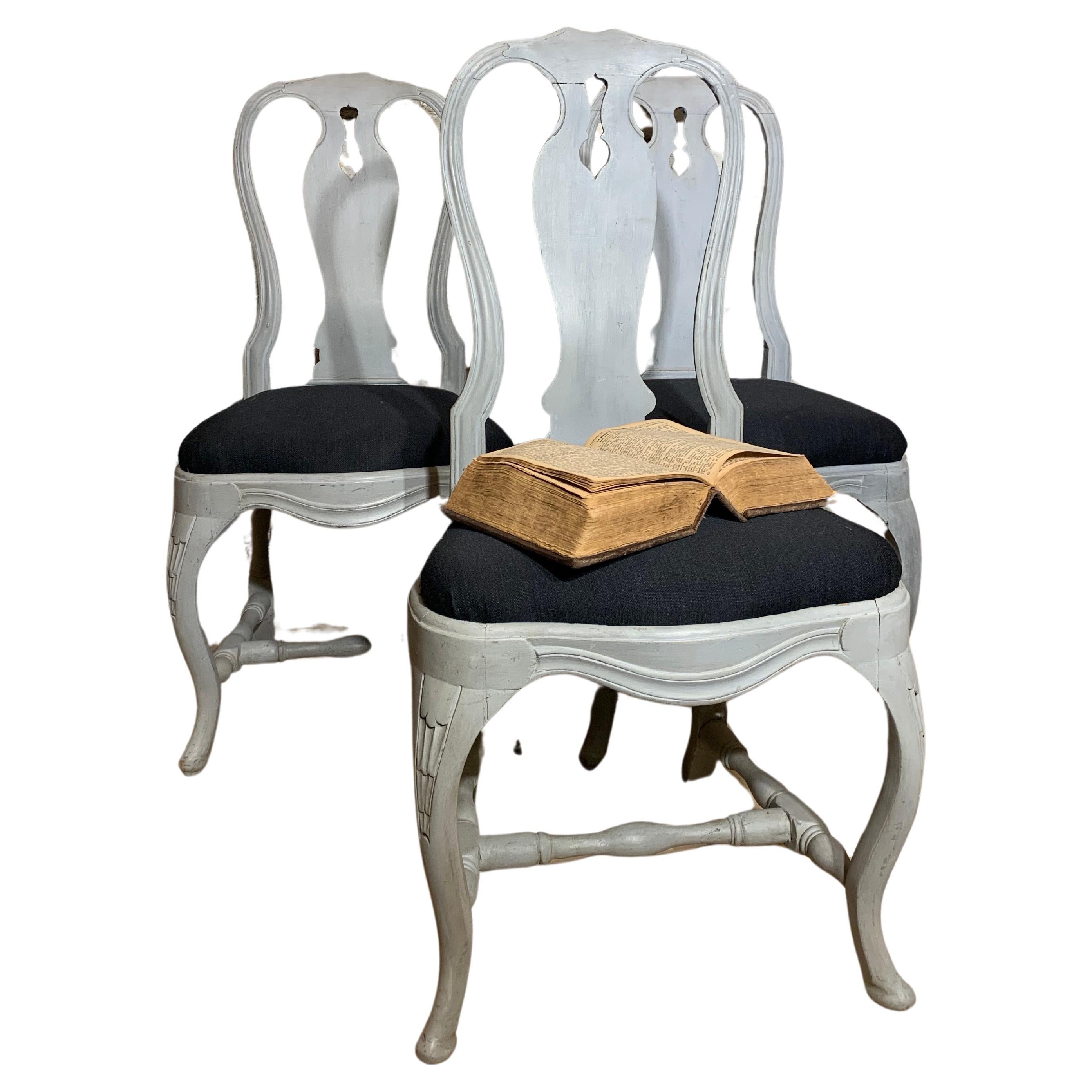 10 Rokoko-Stühle des späten 18. Jahrhunderts, hergestellt in Stockholm im Angebot