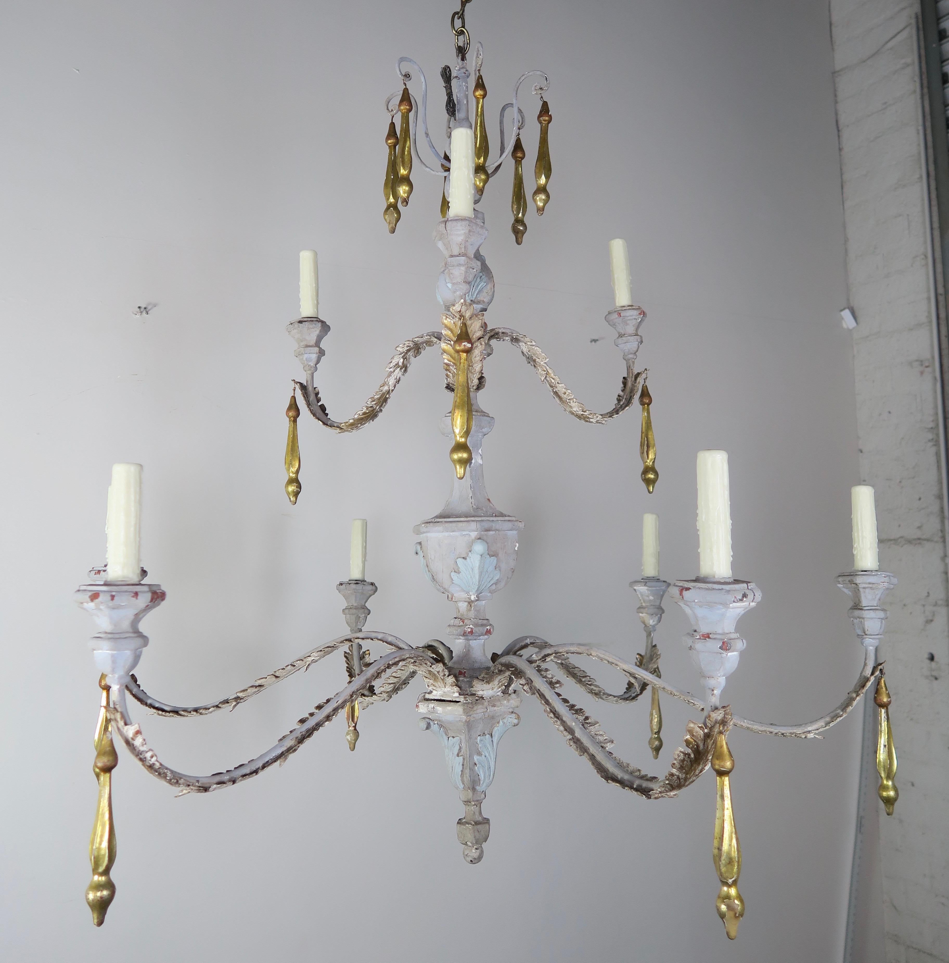 '10' Light Italian Painted and Parcel Gilt Two-Tier Chandelier with Tassels In Distressed Condition In Los Angeles, CA