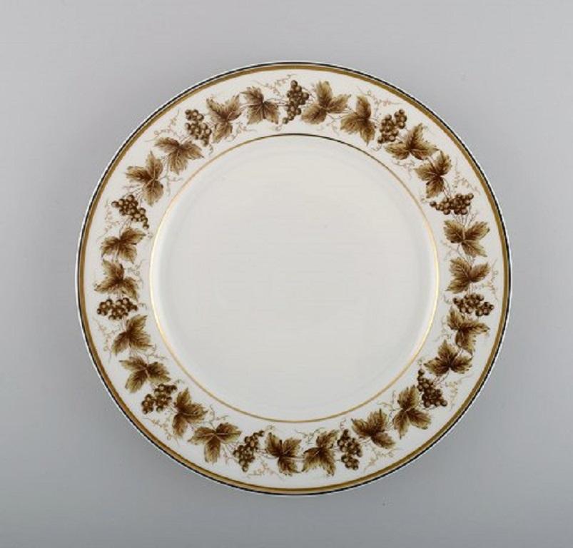 10 platos llanos de porcelana de Limoges con vides pintadas a mano y decoración dorada, años 30 / 40.
Medidas: Diámetro 24 cm.
En excelente estado.
Sellado.
