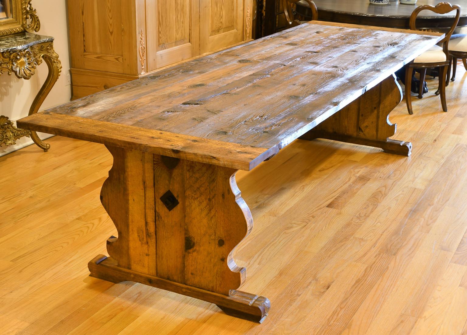 
Prête pour une livraison immédiate, cette table de ferme suédoise de 10 pieds à base de tréteaux a été inspirée d'une table gustavienne originale de notre inventaire datant du début des années 1800.
Le plateau en bois est fabriqué à partir de