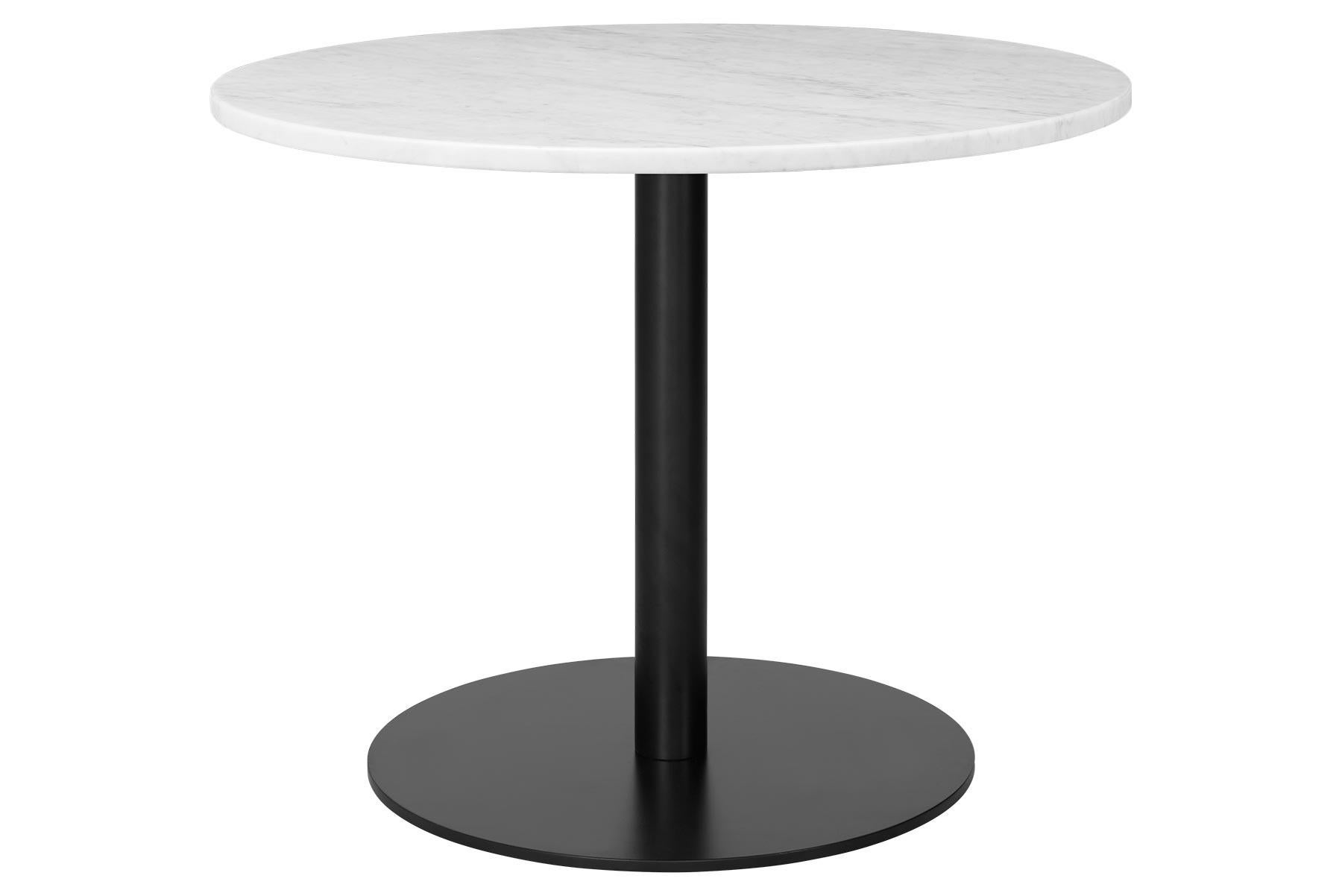 La table de salon Gubi 1.0, conçue par Gubi, est animée par le thème de la légèreté. La base élancée de la colonne centrale a un bel impact sur son expression légère et sa simplicité visuelle. Avec son plateau arrondi ou carré, disponible en