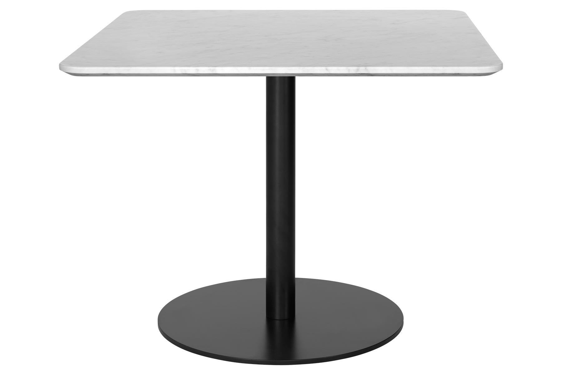 La table de salon Gubi 1.0, conçue par Gubi, est animée par le thème de la légèreté. La base élancée de la colonne centrale a un bel impact sur son expression légère et sa simplicité visuelle. Avec son plateau arrondi ou carré, disponible en