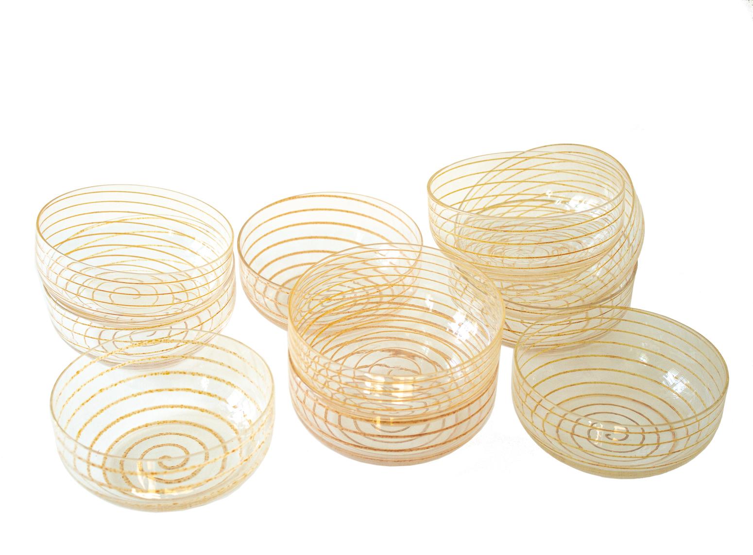10 élégants bols de service en verre de Murano de style Mid-Century Modern avec spirale, circa 1970-1990. Magnifique verre transparent avec une inclusion colorée en spirale de couleur beige.