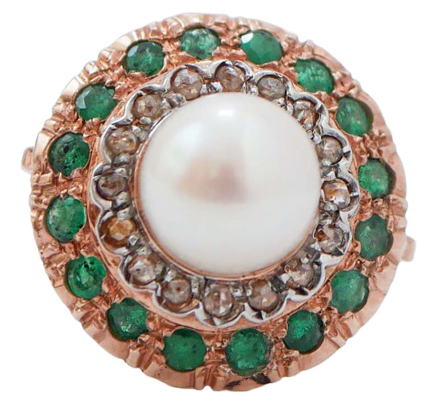 Bague de 10 mm en perles, émeraudes, diamants, or rose et argent. en vente