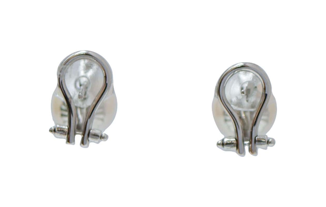 Rétro 10 Mm Pearls, Diamonds, 14 Karat White Gold Earrings. in vendita