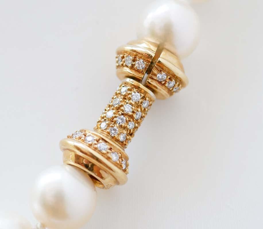 Elegant beaded necklace mounted with a strand of pearl and a clasp in 18 kt yellow gold studded with diamonds.
This necklace was totally handmade by Italian master goldsmiths and it is in perfect conditions.
Diamonds 3.90 ct
Pearls 55.10 gr
Total