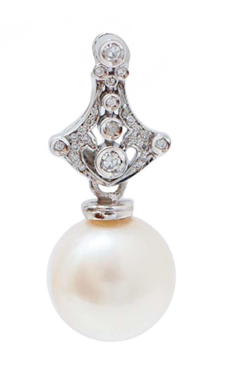 Fantastic earrings in 14 kt white gold structure mounted with diamonds and, as pendant, a pearl.
These earrings were totally handmade by Italian master goldsmiths and they are in perfect conditions.
Diamonds 0.18 ct
Pearls  3.00 gr
Total Weight 5.90