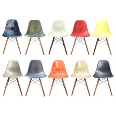 10 Mehrfarbige Herman Miller Eames Dining Chairs