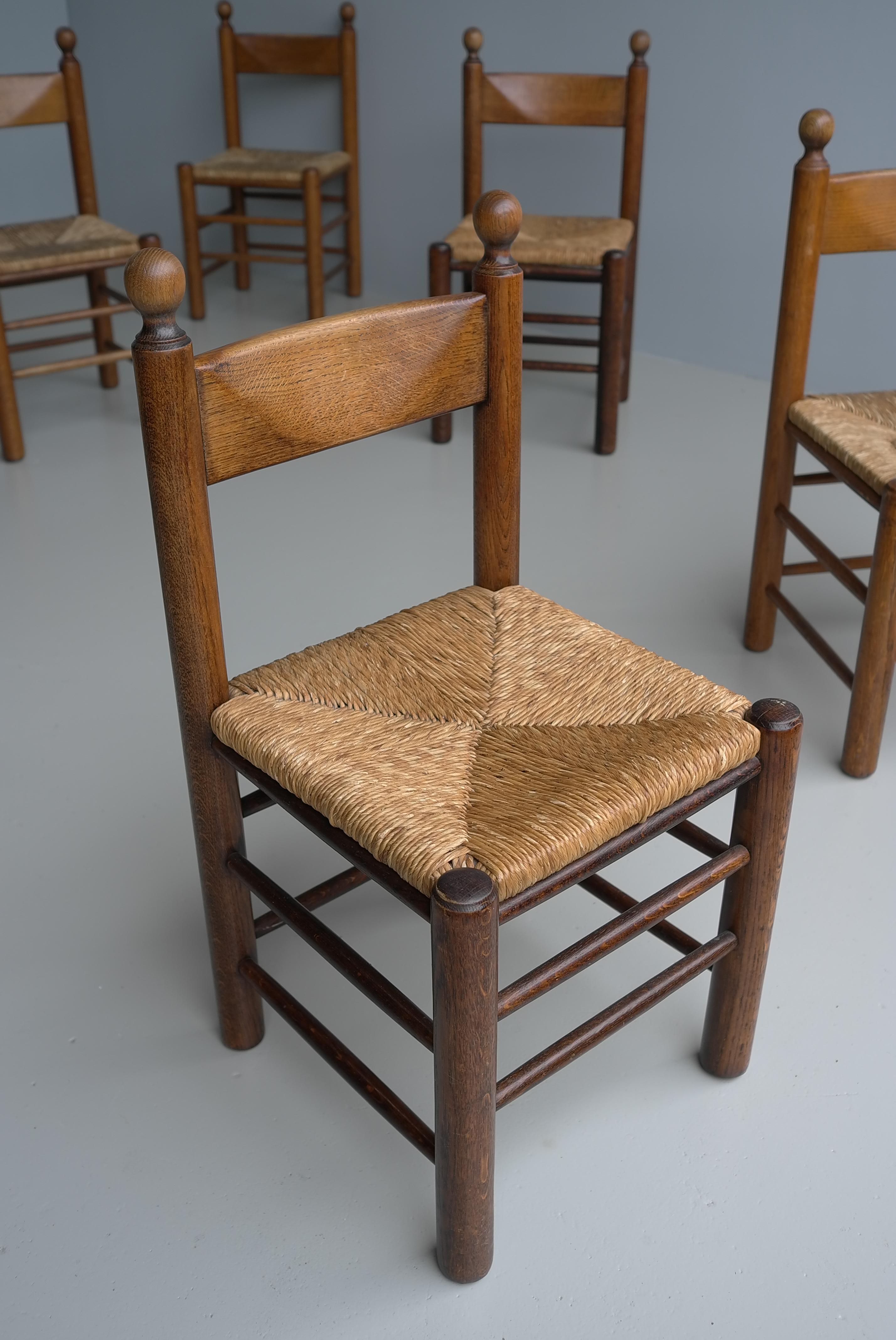 12 chaises en chêne et jonc dans le style de Charles Dudouyt, France, années 1960 en vente 4