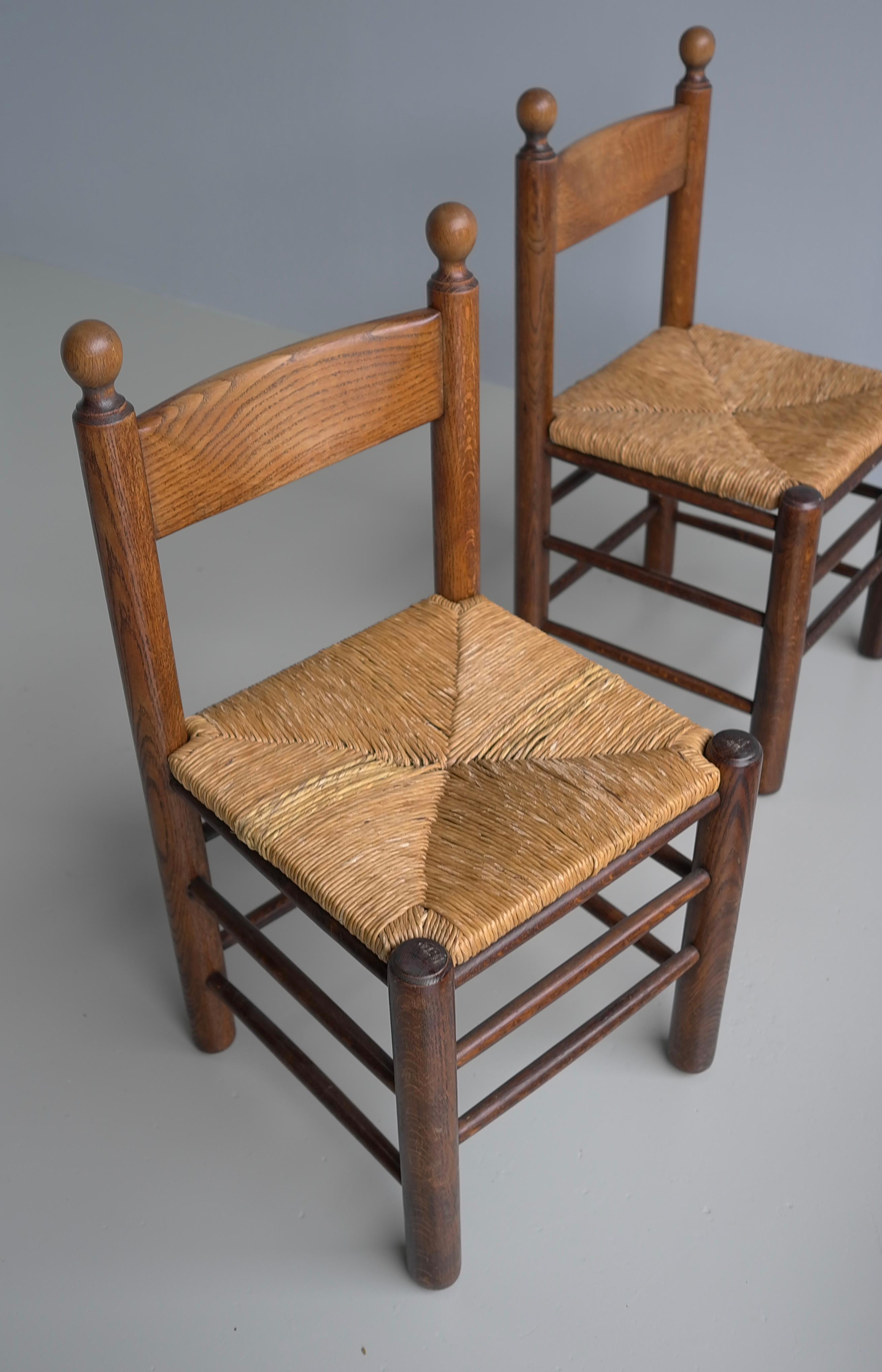 Milieu du XXe siècle 12 chaises en chêne et jonc dans le style de Charles Dudouyt, France, années 1960 en vente