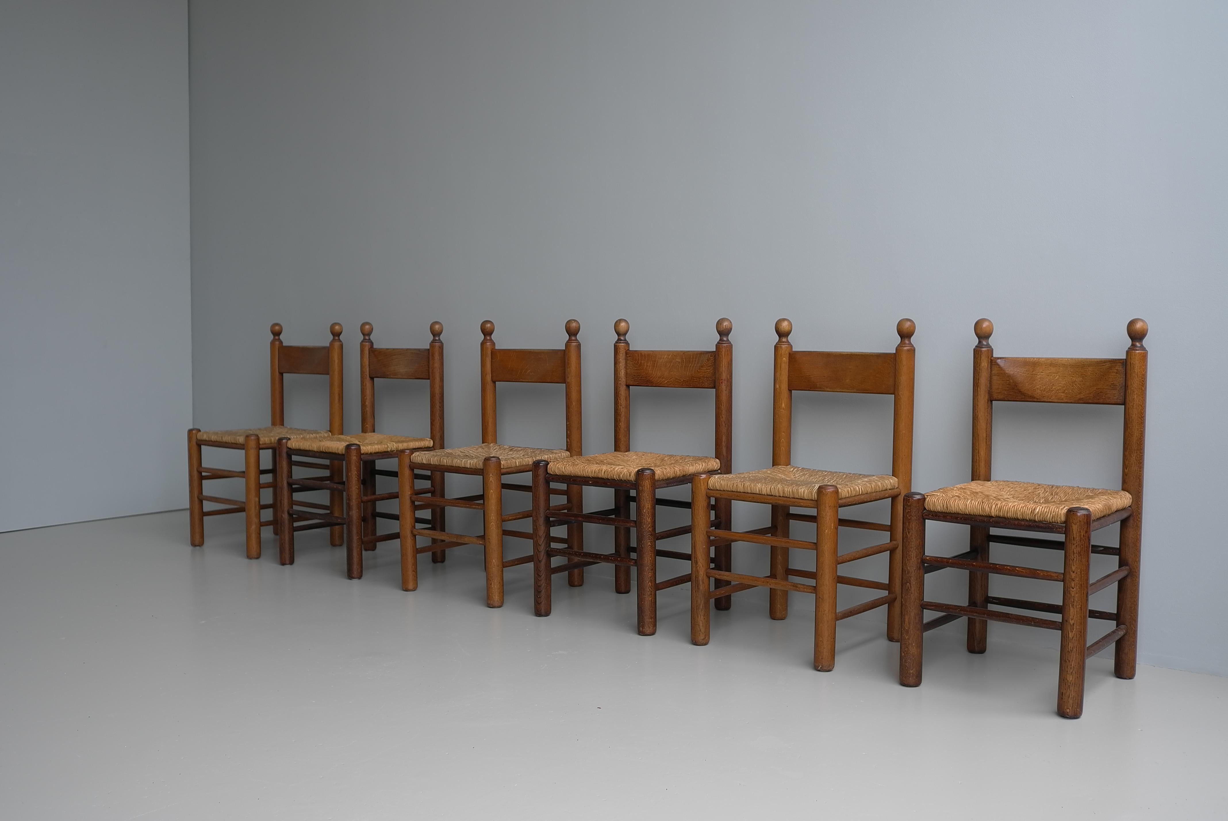 12 Stühle aus Eiche und Binsen im Stil von Charles Dudouyt, Frankreich 1960er Jahre im Angebot 3