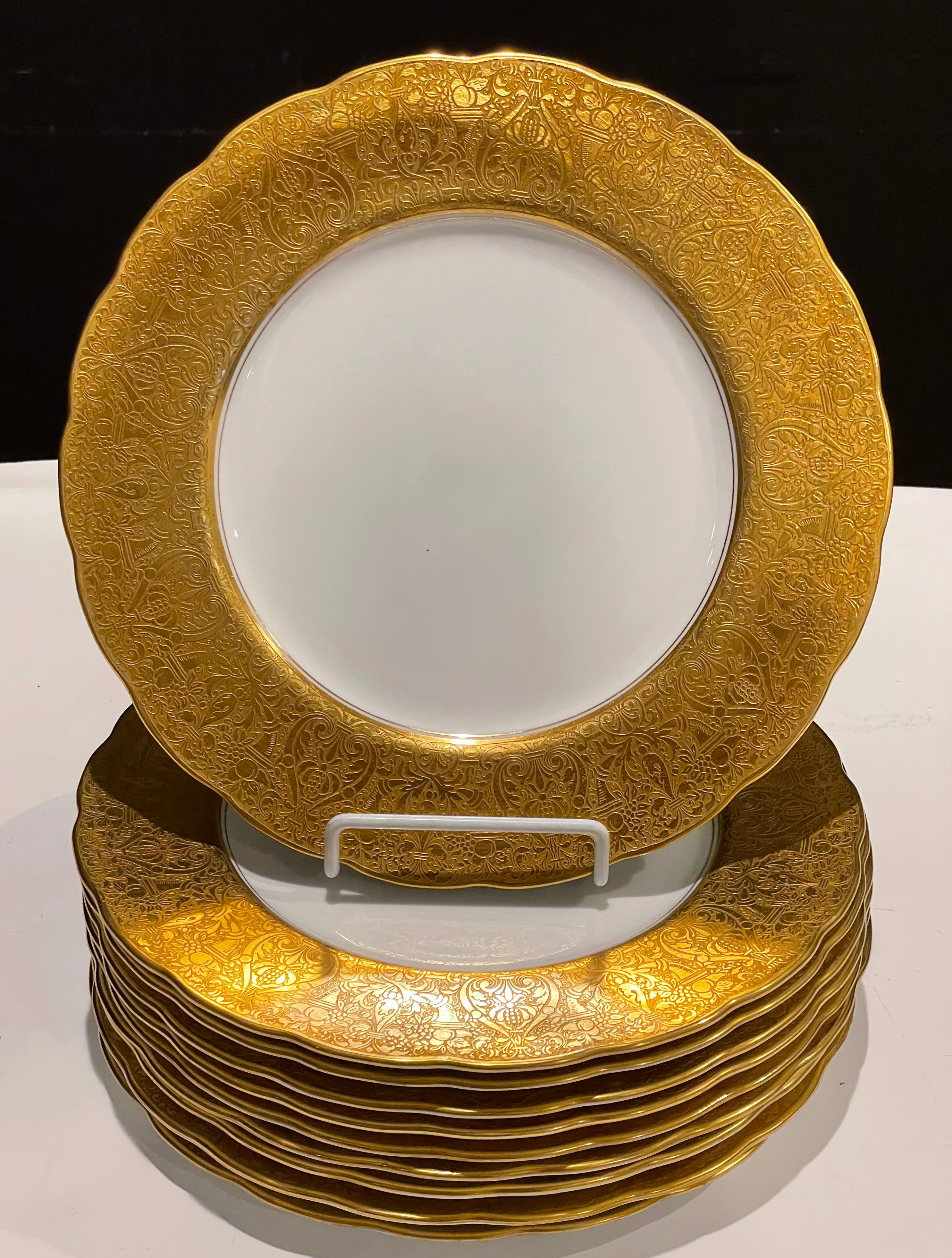 Satz von 10 Tellern aus stark vergoldetem Porzellan von Crescent & Sons, vertrieben von Ovington Bros. Co. New York. Weißes Porzellan mit großem vergoldetem Rand mit Füllhorn und Blumenmotiven.