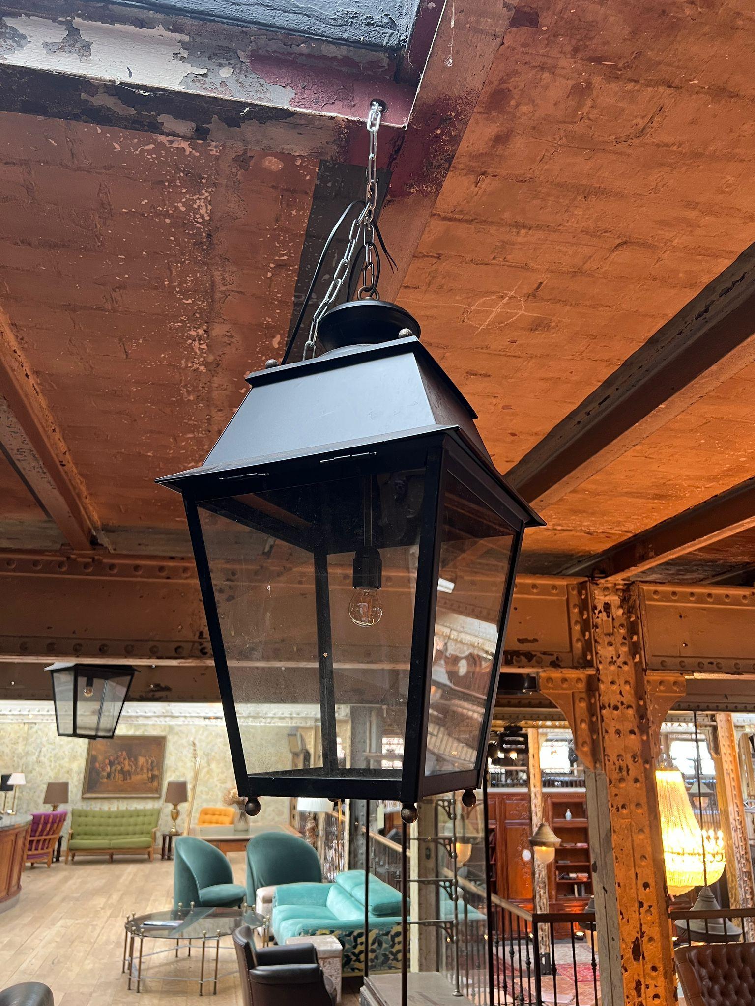 Un bellissimo set di 10 lanterne sospese in metallo annerito e vetro, che evocano lo stile senza tempo delle tradizionali lanterne da strada di Parigi. Ogni pezzo è caratterizzato da una classica forma affusolata con un piano piramidale e pannelli