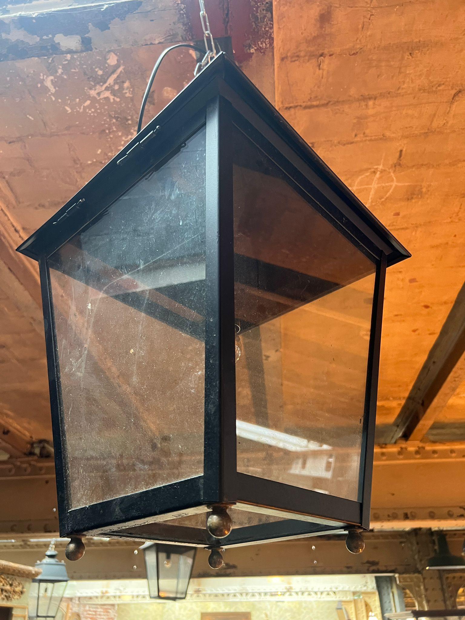 Metà XX secolo 10 lanterne parigine da appendere in metallo annerito, circa 1950 in vendita