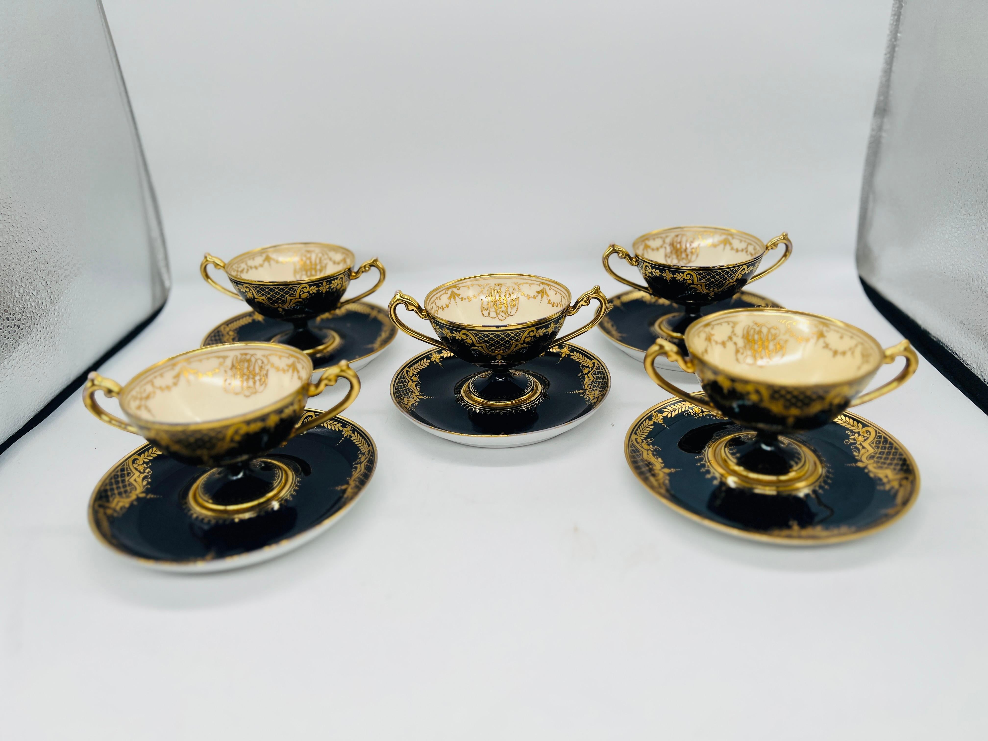 Cet exquis service à thé de 10 pièces en porcelaine Ambrosius Lamm Dresden, datant d'environ 1910, incarne l'élégance et le raffinement de la porcelaine allemande du début du XXe siècle. Chaque pièce de l'ensemble est méticuleusement peinte à la