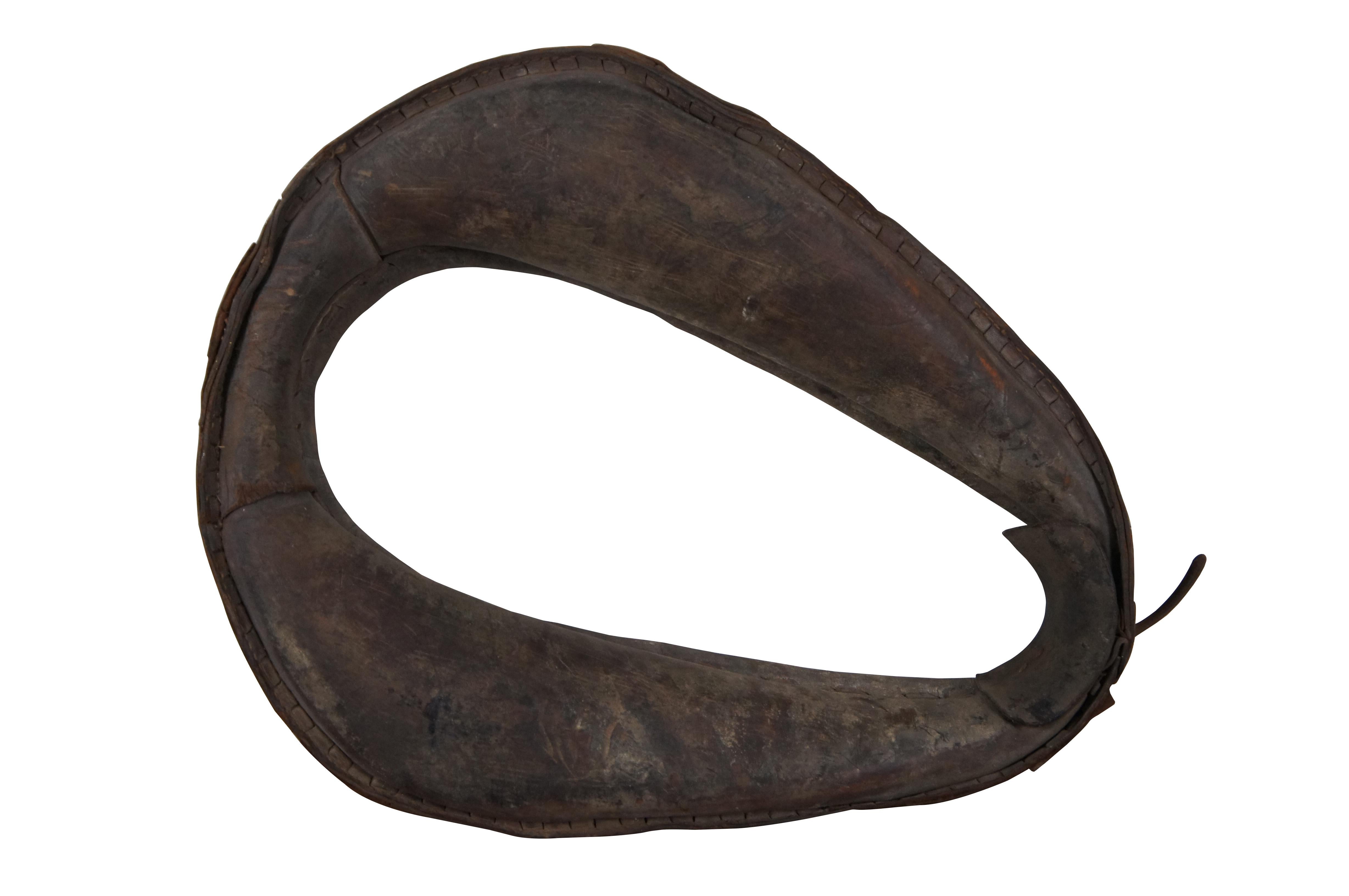 Lot de pièces anciennes (plus une pièce vintage/moderne) de harnachement pour chevaux comprenant : Un collier / joug de charrue en cuir ancien pour cheval ou mule. Six jambons anciens en bois et en fer, dont trois avec des bouchons en fer / métal.