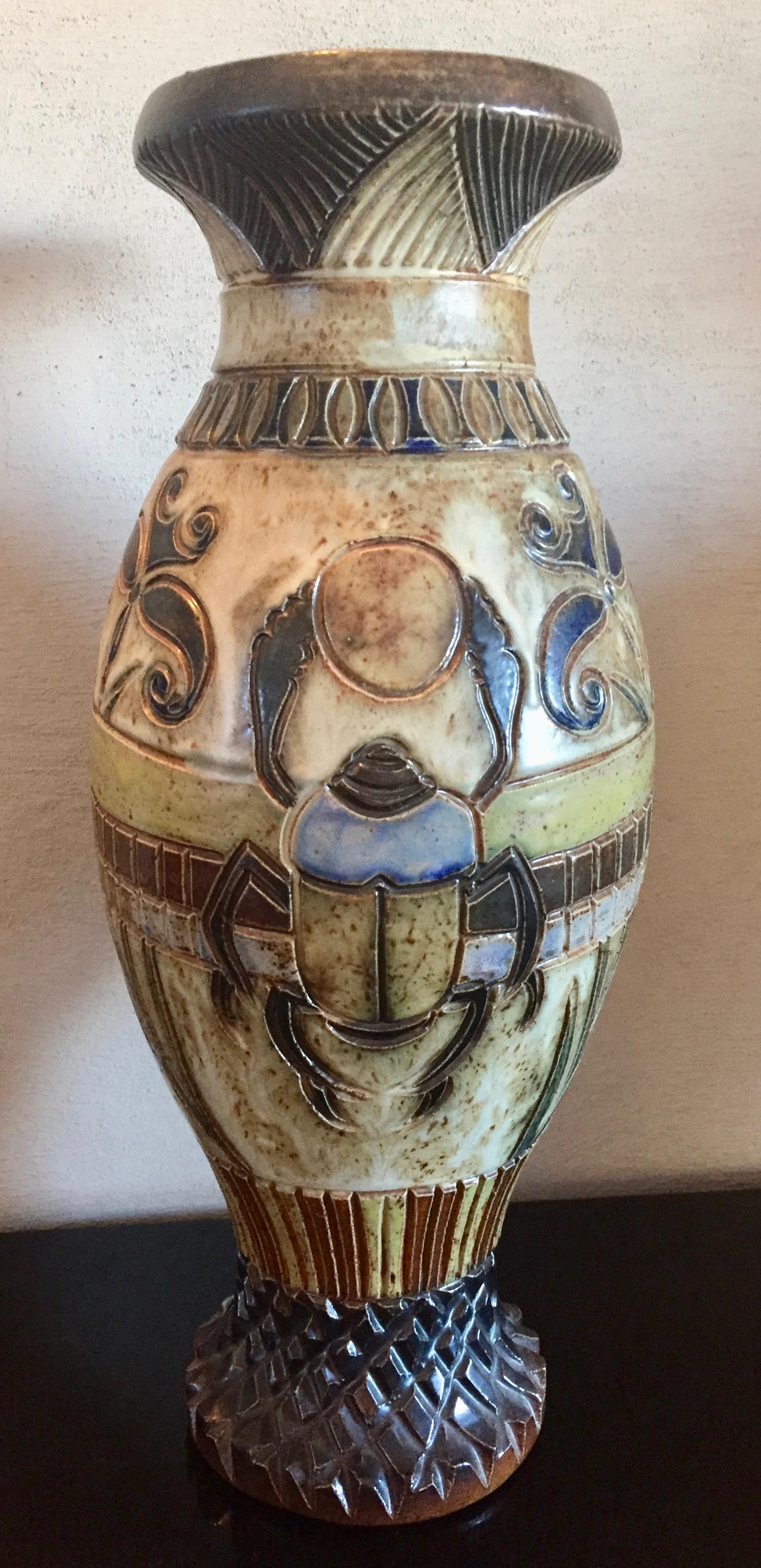 Une collection exceptionnelle de 10 grands vases et récipients en poterie Guerin dans les très recherchés motifs grecs et égyptiens de Roger Guerin. Ces pièces ont été réalisées après la Seconde Guerre mondiale dans l'atelier de Roger Guérin, dans