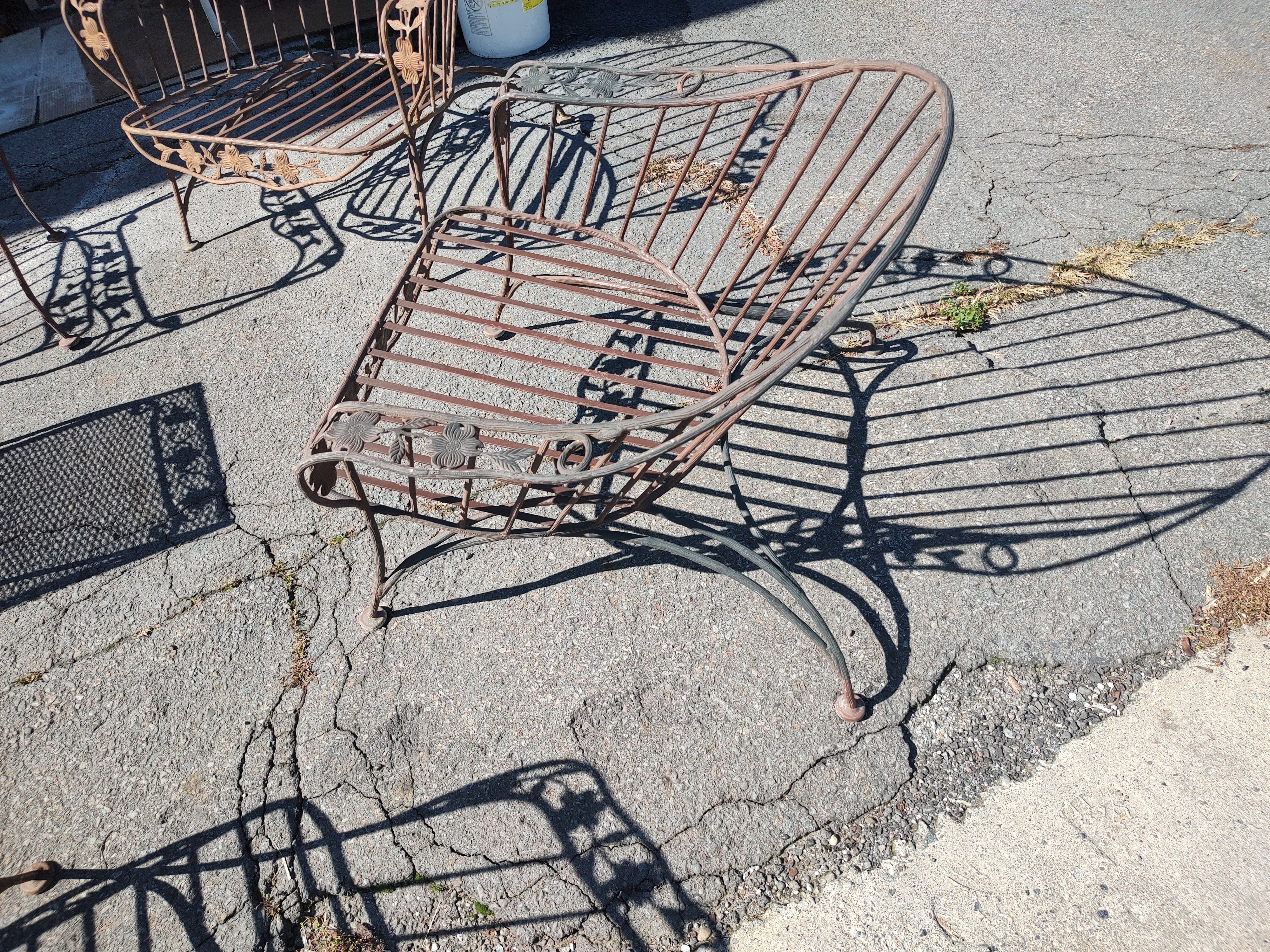 Raro e spettacolare set di 10 pezzi di straordinari mobili da giardino in ferro di Russell Woodard del 1955. Divano, 4 sedie e 5 tavoli, di cui 3 con piano in vetro oscurato. Il set è dotato di cuscini completi che potrebbero dover essere