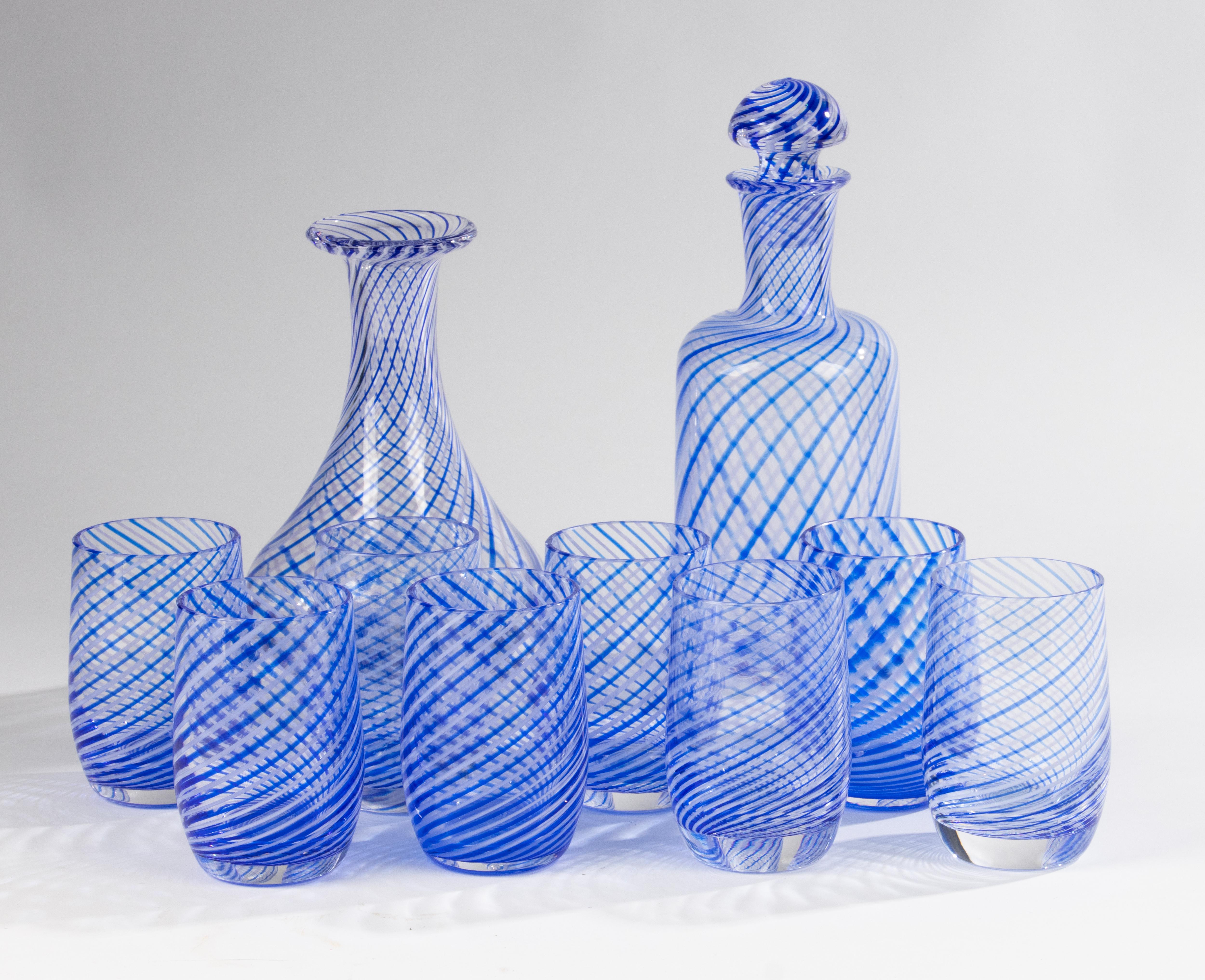 Un magnifique service à boire vintage, en verre d'art, de la marque turque Pasabahce.
L'ensemble se compose de 8 verres à eau, d'une carafe avec bouchon et d'une carafe à eau (sans bouchon).
Dimensions : les verres ont une hauteur de 10 cm et un