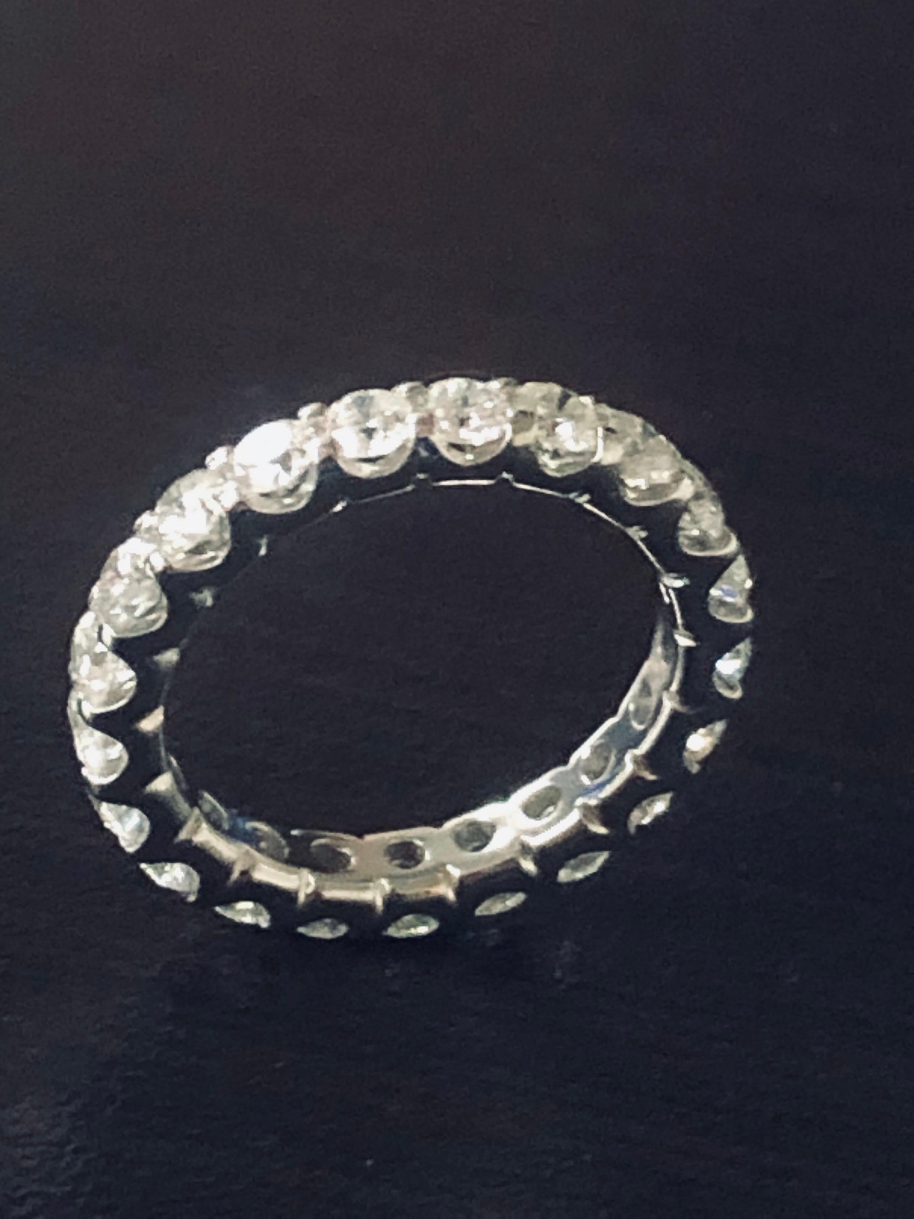 Moderne Bague d'éternité à diamants de 2 carats à monture basse en vente