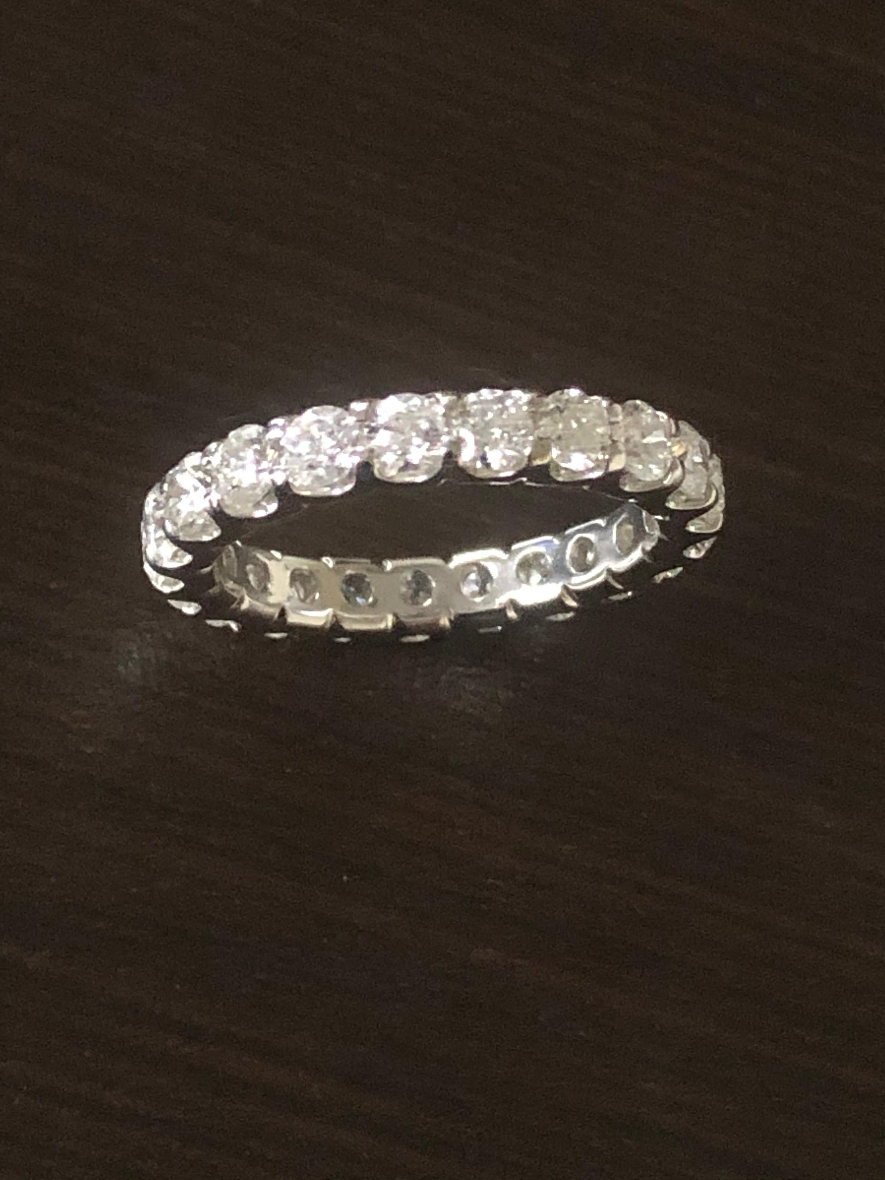 Taille ronde Bague d'éternité à diamants de 2 carats à monture basse en vente