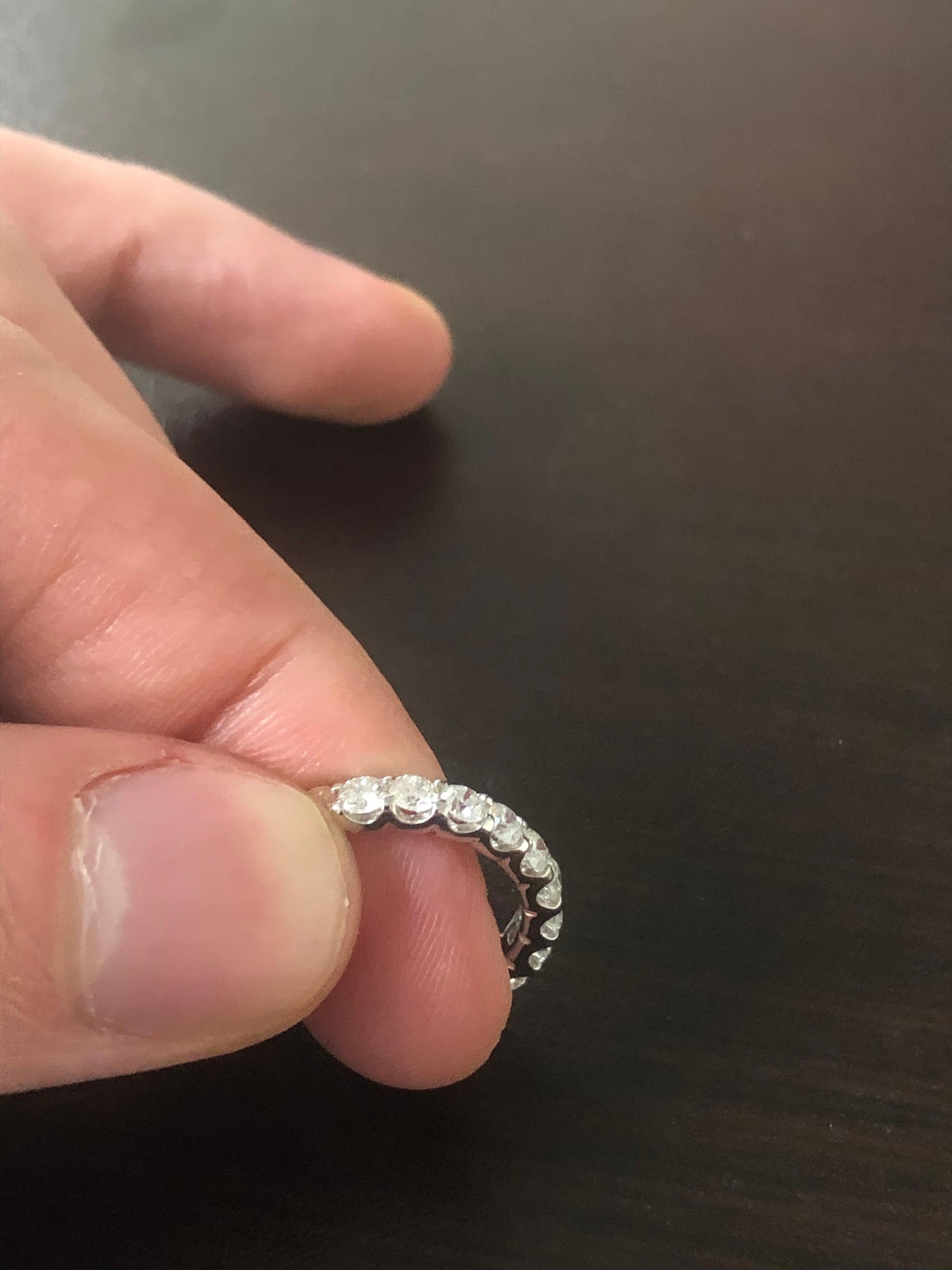 Bague d'éternité à diamants de 2 carats à monture basse Neuf - En vente à Great Neck, NY