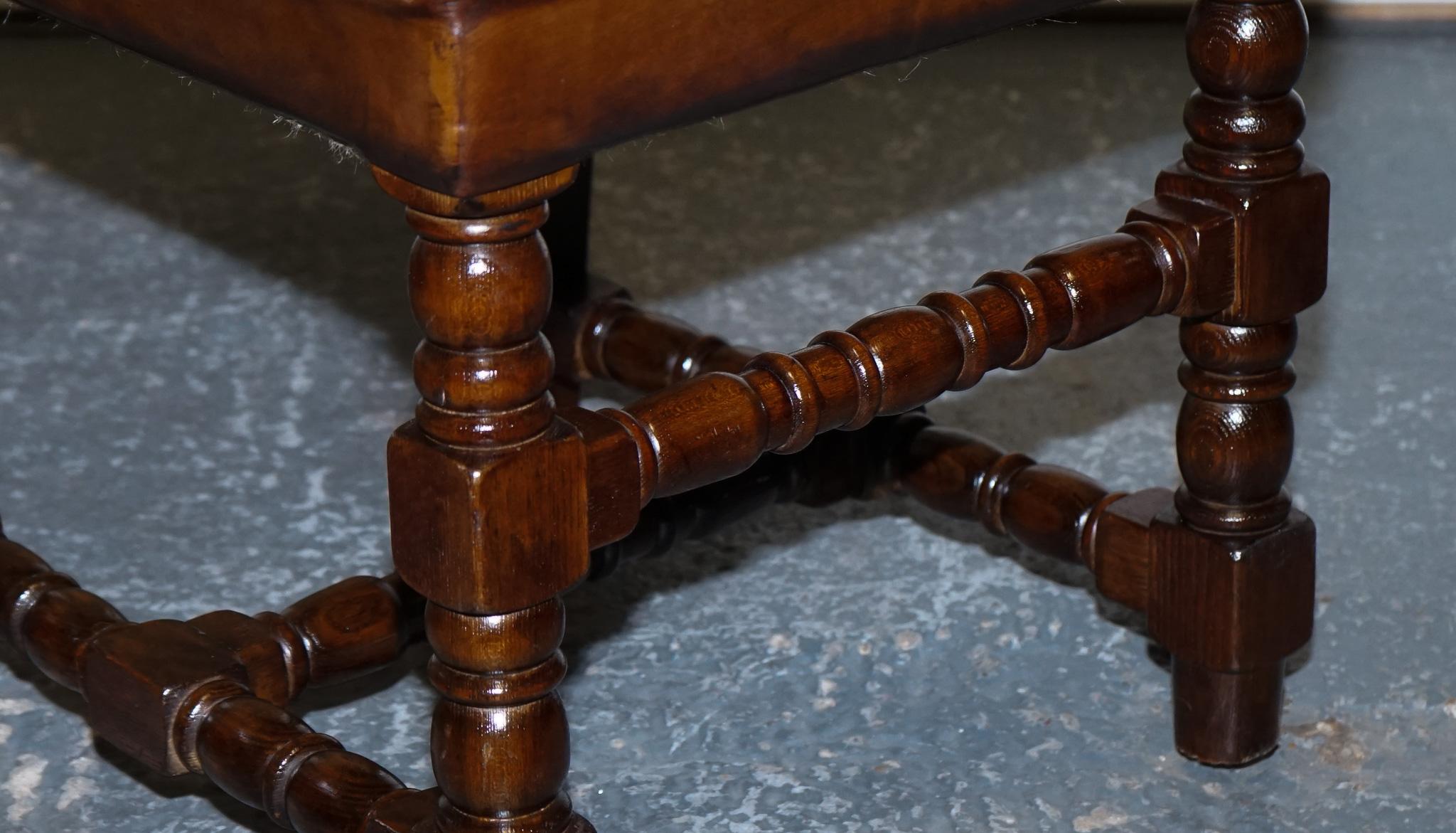 10 Sedie da pranzo restaurate in pelle marrone sbiancata e tinta a mano di CROMWELLIAN in vendita 3