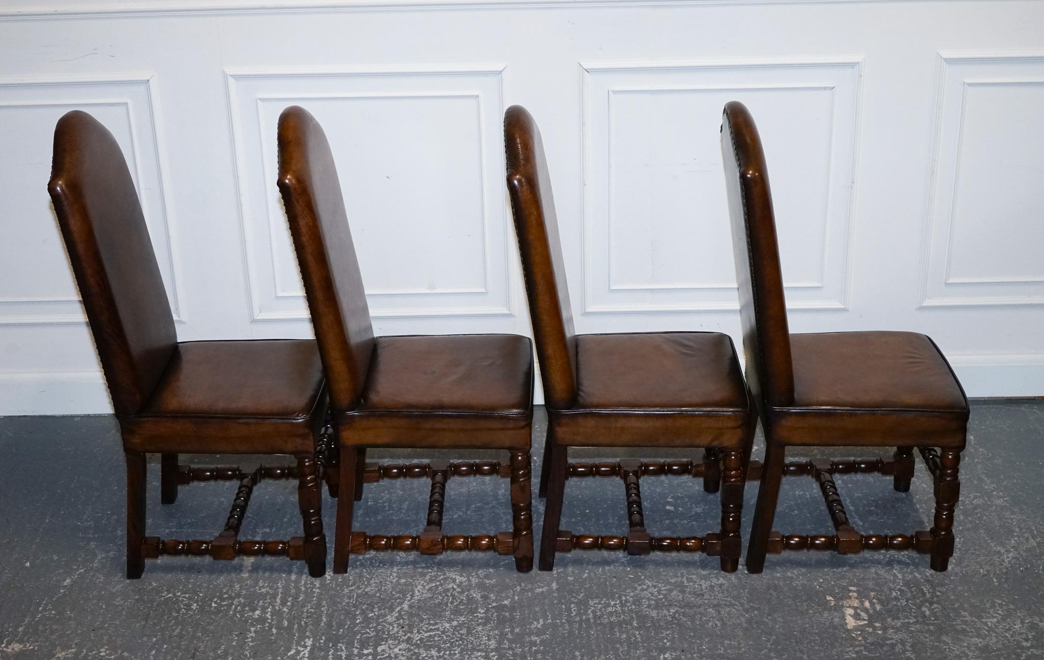 10 Sedie da pranzo restaurate in pelle marrone sbiancata e tinta a mano di CROMWELLIAN in vendita 7