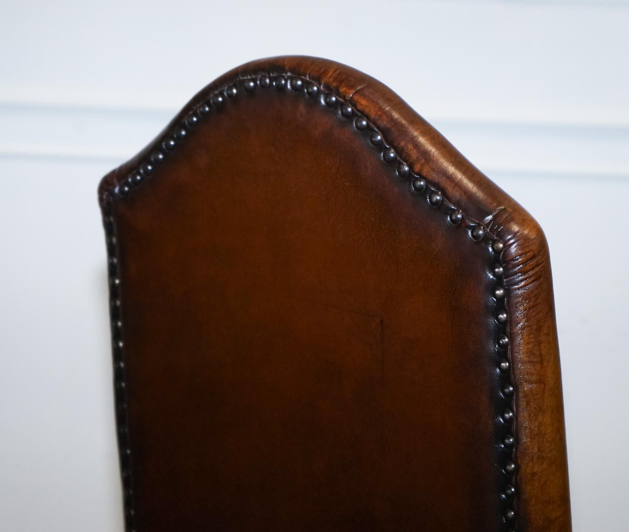10 Sedie da pranzo restaurate in pelle marrone sbiancata e tinta a mano di CROMWELLIAN in vendita 9