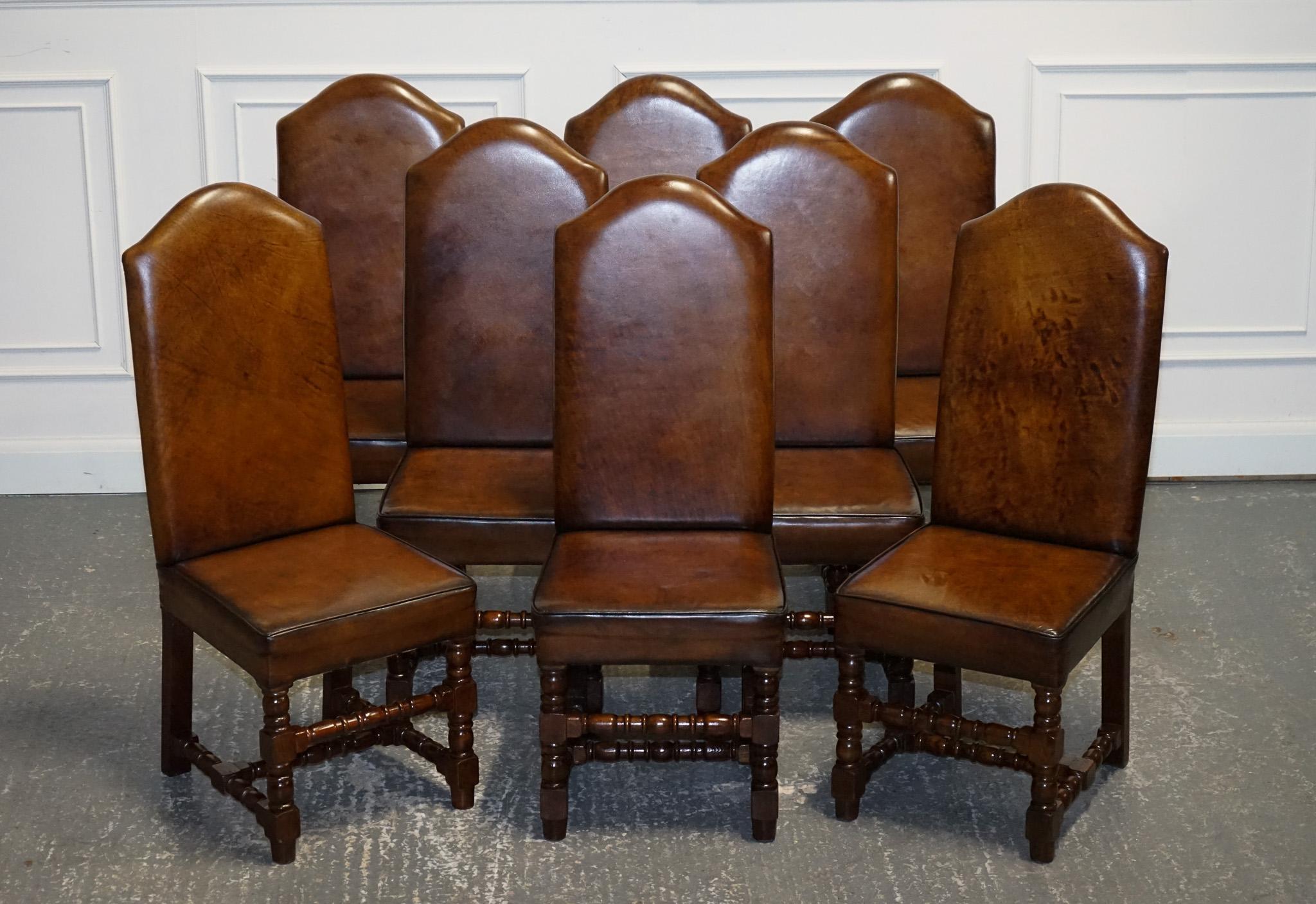 
Siamo lieti di offrire in vendita questo set di 8 sedie da pranzo Cromwelliane restaurate e tinte a mano in pelle marrone Whiskey.

Ognuno di essi emana un fascino e un'eleganza senza tempo. Realizzate in pelle di alta qualità, queste sedie sono