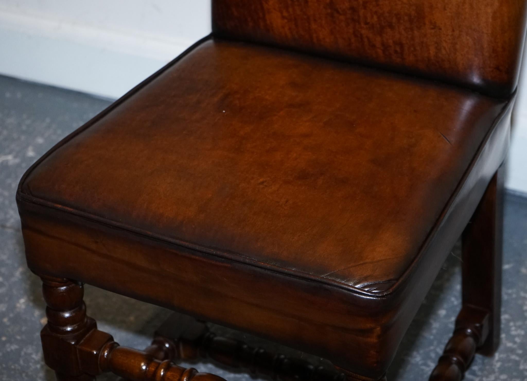 10 Sedie da pranzo restaurate in pelle marrone sbiancata e tinta a mano di CROMWELLIAN in vendita 2