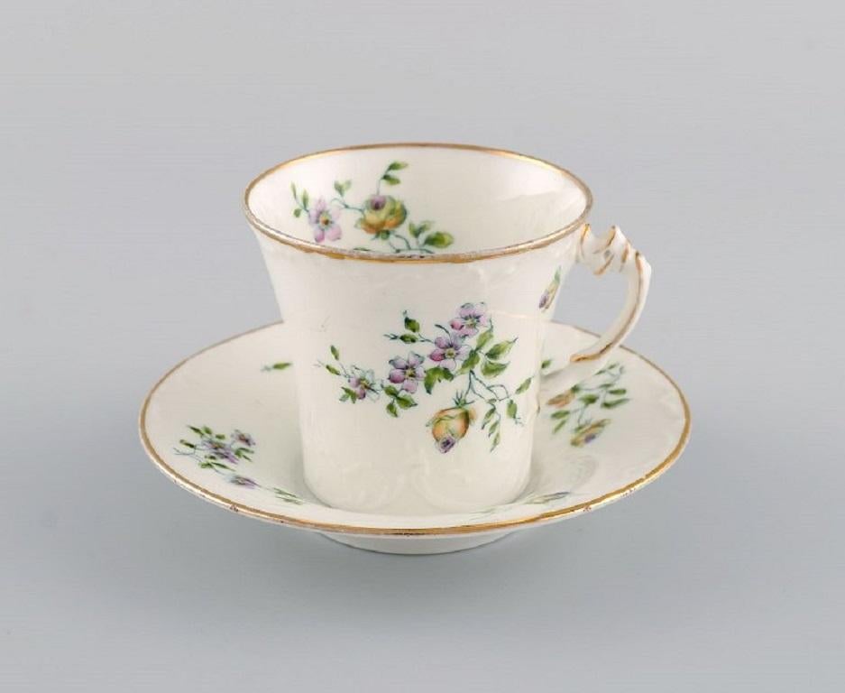 10 tasses à café Rörstrand avec soucoupes en porcelaine peinte à la main. 
Fleurs, bordure dorée et feuillage en relief. 
Environ 1900.
La tasse mesure : 7,2 x 6,3 cm.
Diamètre de la soucoupe : 11.8 cm.
En parfait état.
Signé.