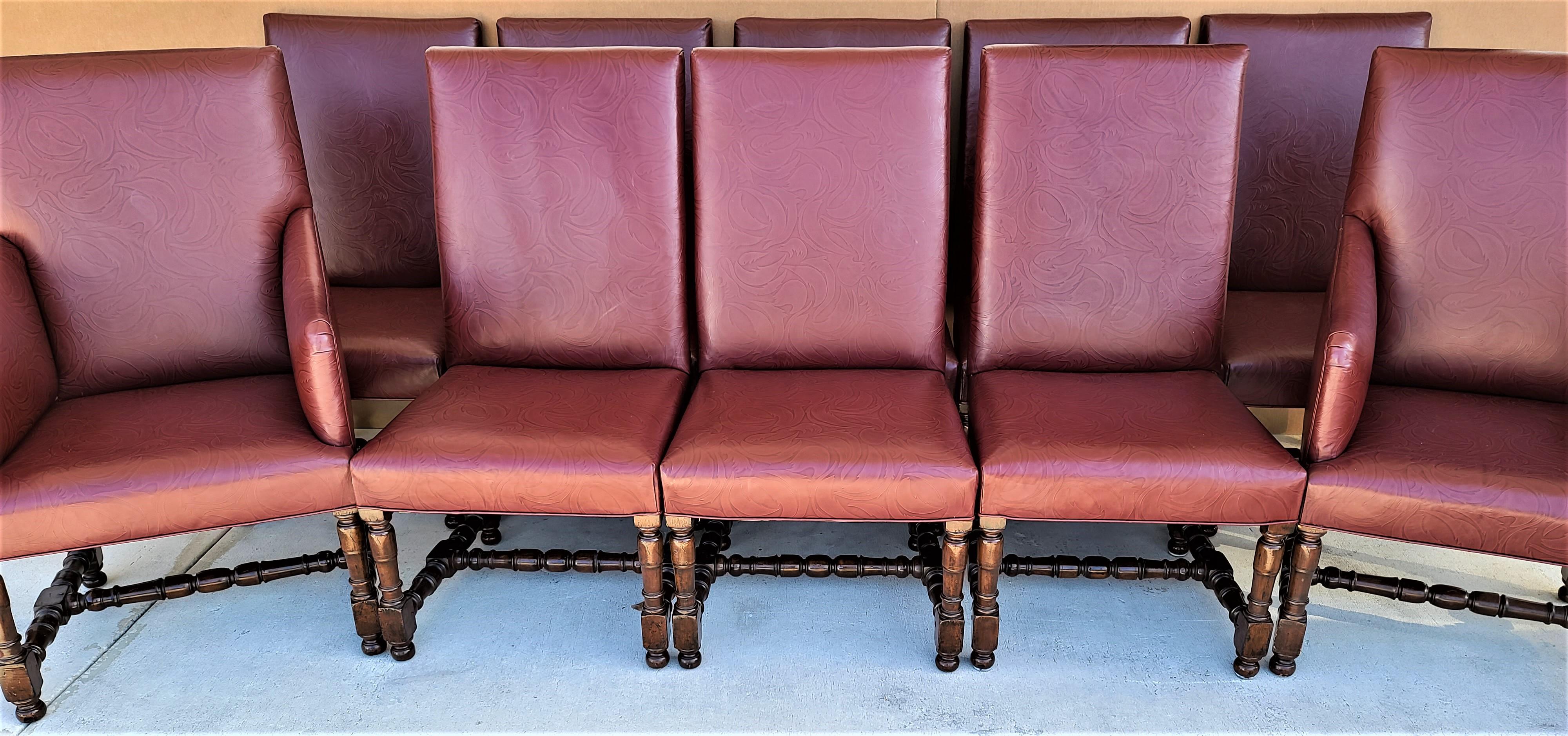 Nous vous proposons l'une de nos récentes acquisitions de meubles fins Palm Beach Estate d'un
Lot de 10 chaises de salle à manger Louis XIII en cuir à feuilles d'acanthe Rose Tarlow melrose house
Le cuir véritable est orné d'un motif texturé de