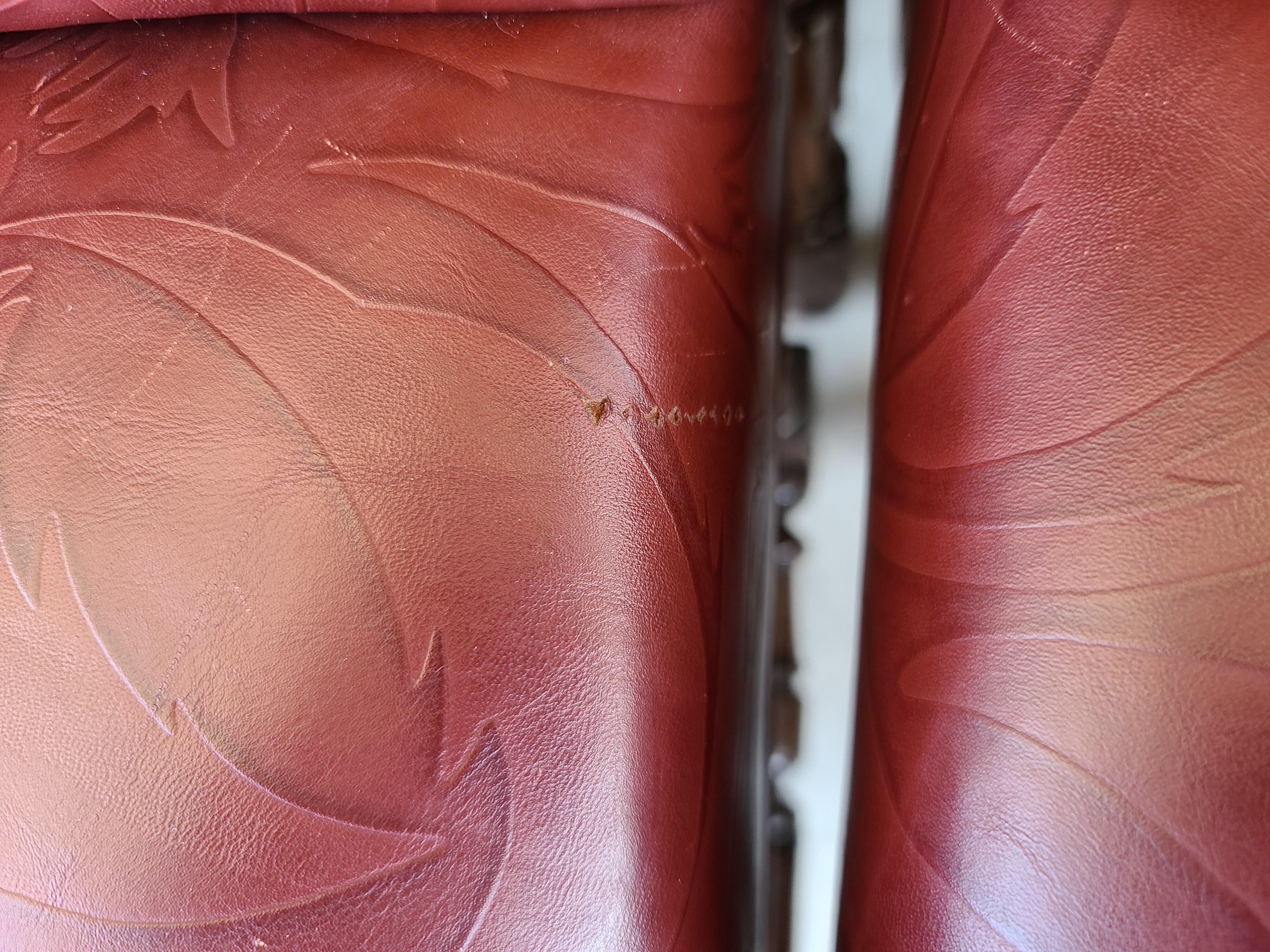 Chaises de salle à manger Louis XIII en cuir à feuilles d'acanthe « 10 » de la maison Rose Tarlow Melrose en vente 4