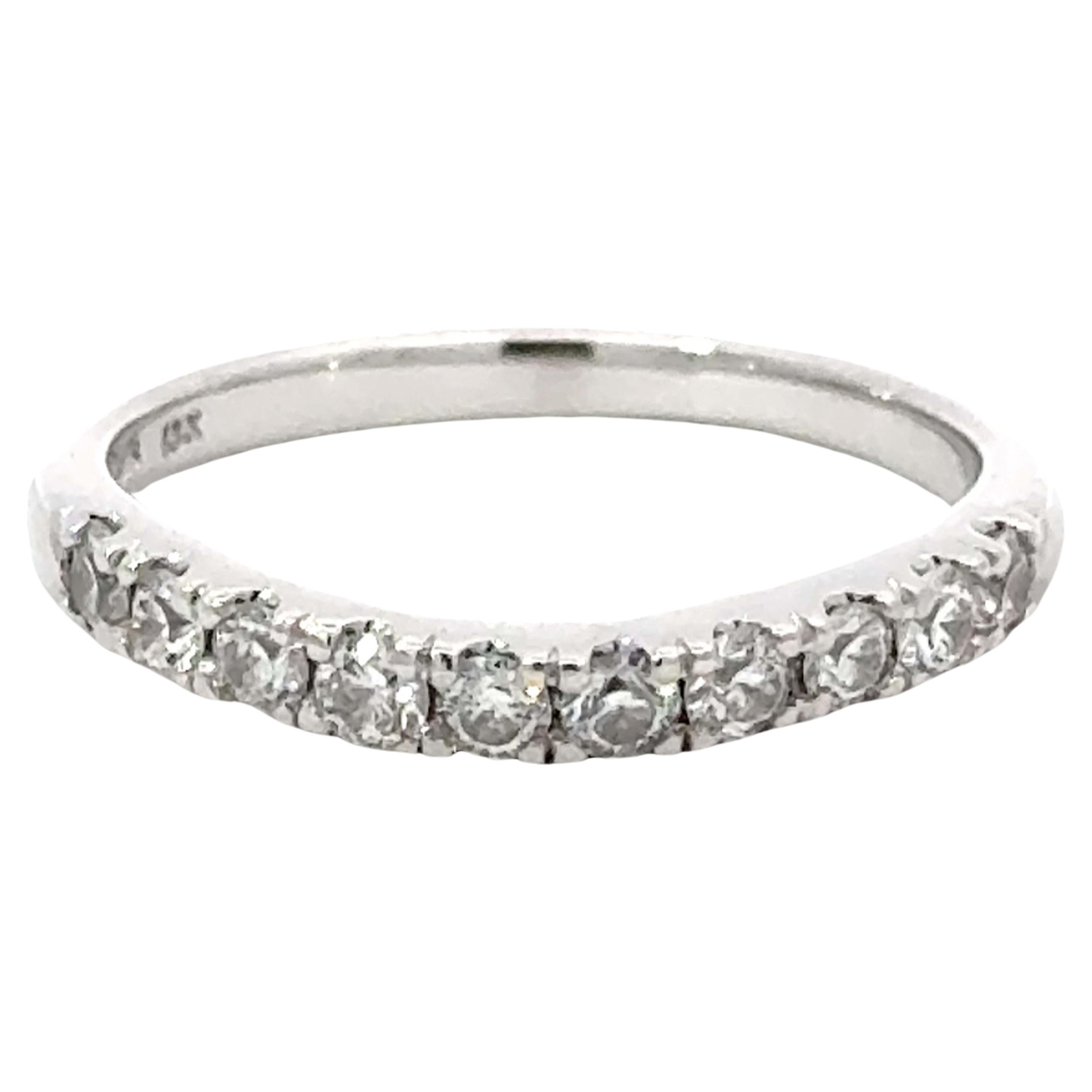 10 Anillo redondo de oro blanco de 18 quilates con contorno de diamantes facetados de famosos